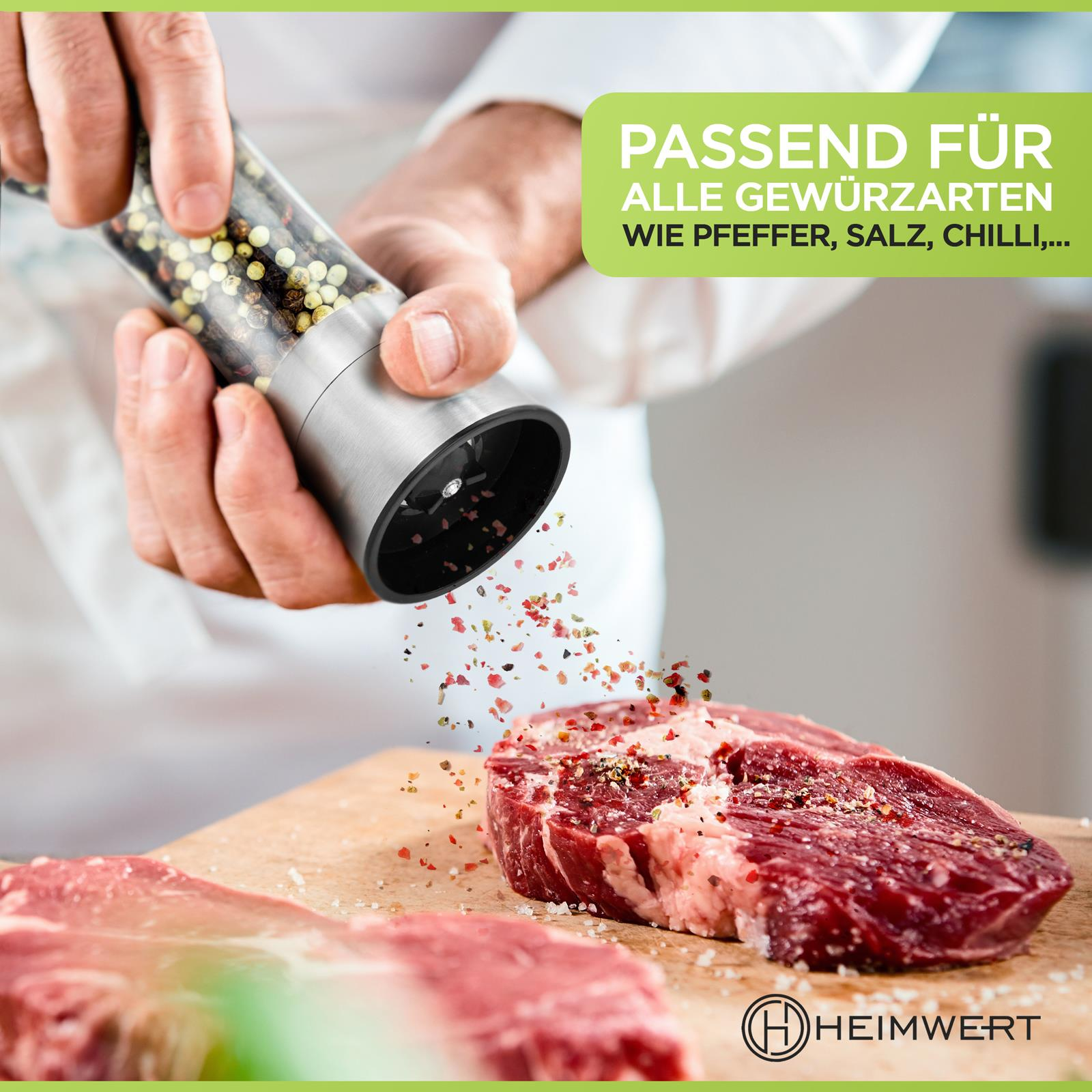 Eine Person, die Pfeffer und Salz auf rohes Fleisch mahlt, mit einem Holzbrett und einer Stahlmühle.