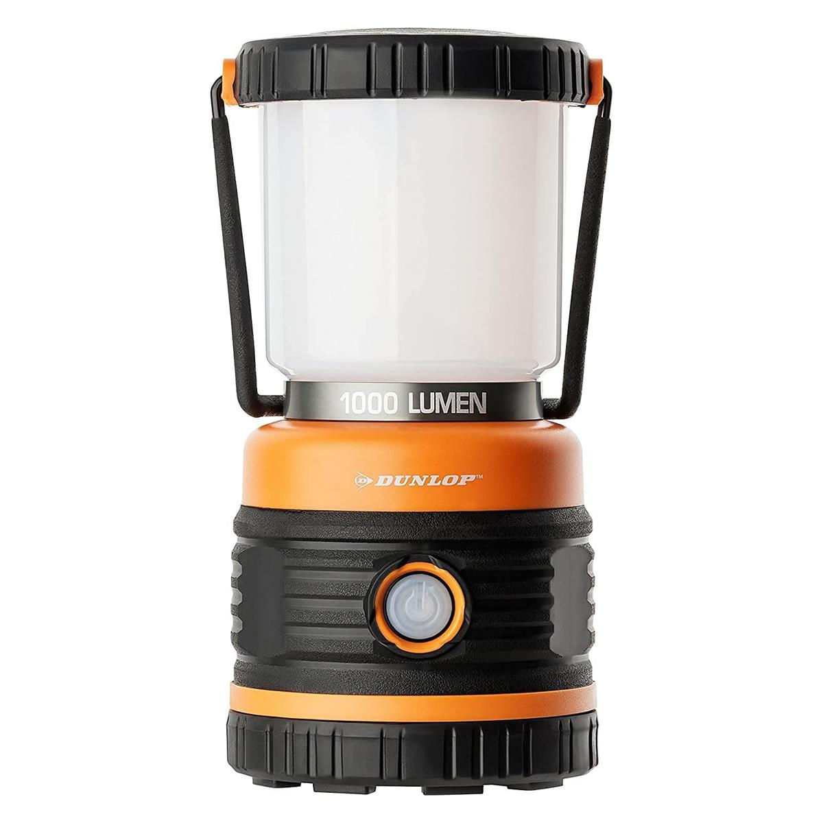Eine orangefarbene und schwarze Campinglaterne mit weißem Deckel. Die Worte '1000 LUMEN' sind sichtbar.