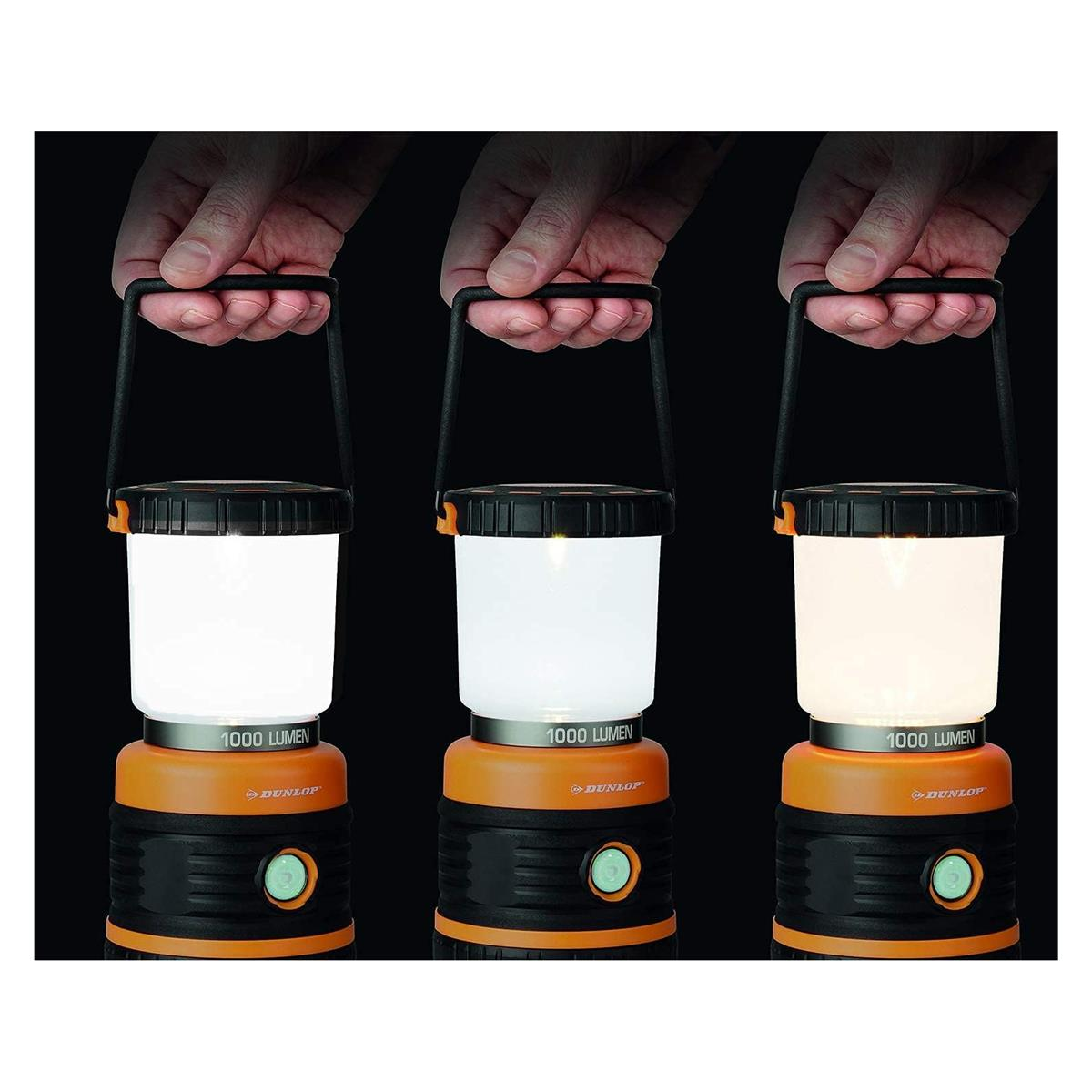 Drei Laternen mit orangefarbenen Sockeln und schwarzen Oberteilen. Jede wird von einer Hand gehalten und zeigt ein Licht.