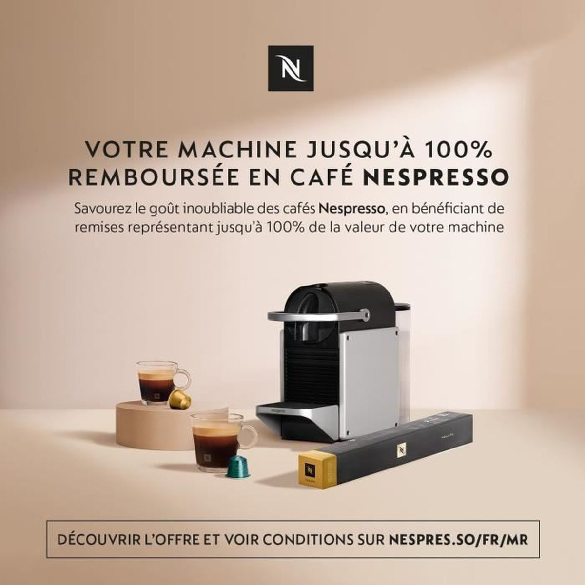 Kaffeemaschine mit Tassen, Kaffeekapseln und Text auf Französisch.