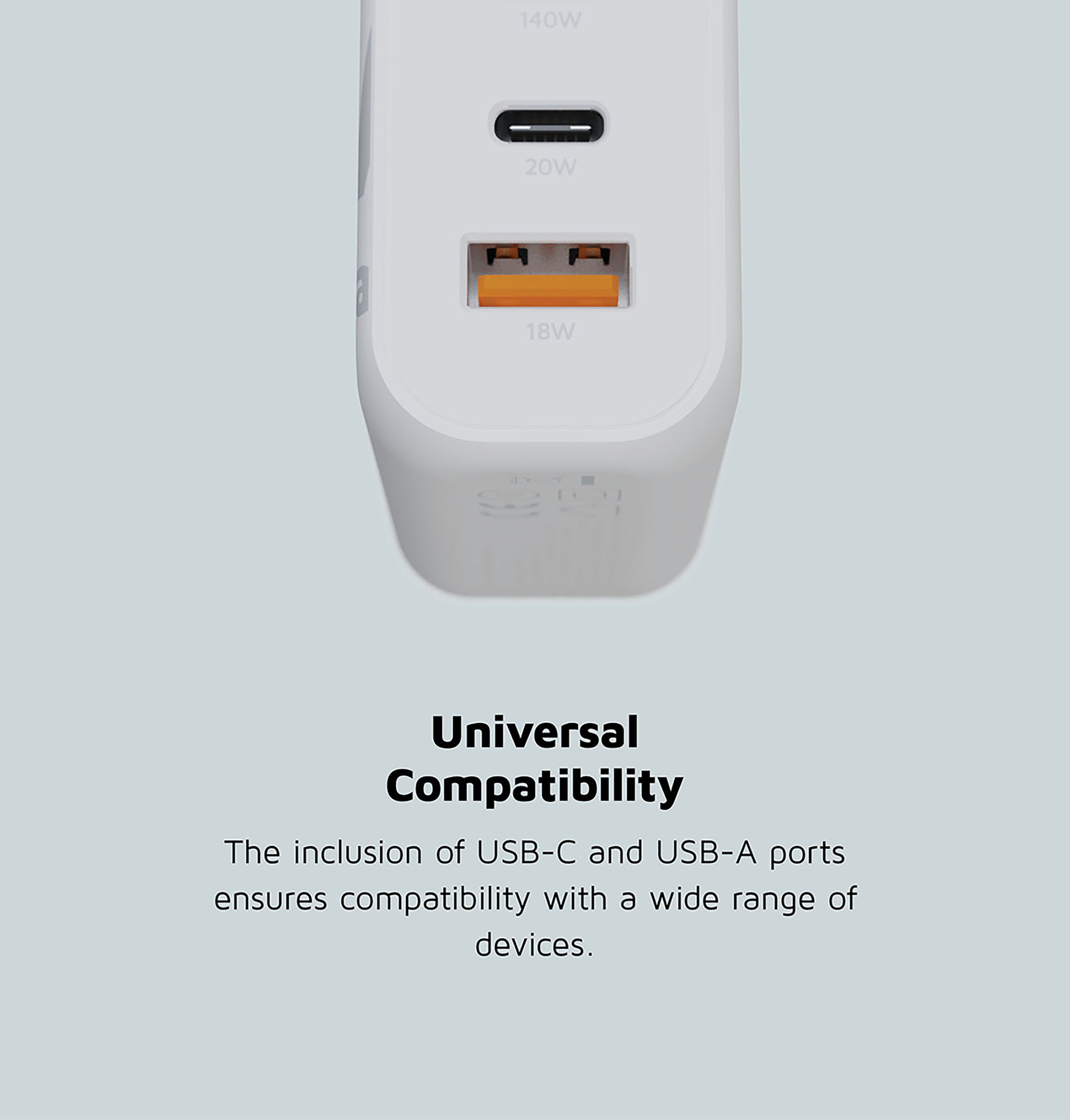 Caricabatterie bianco con porte USB-C e USB-A. Testo sulla compatibilità universale sotto. Sfondo bianco.