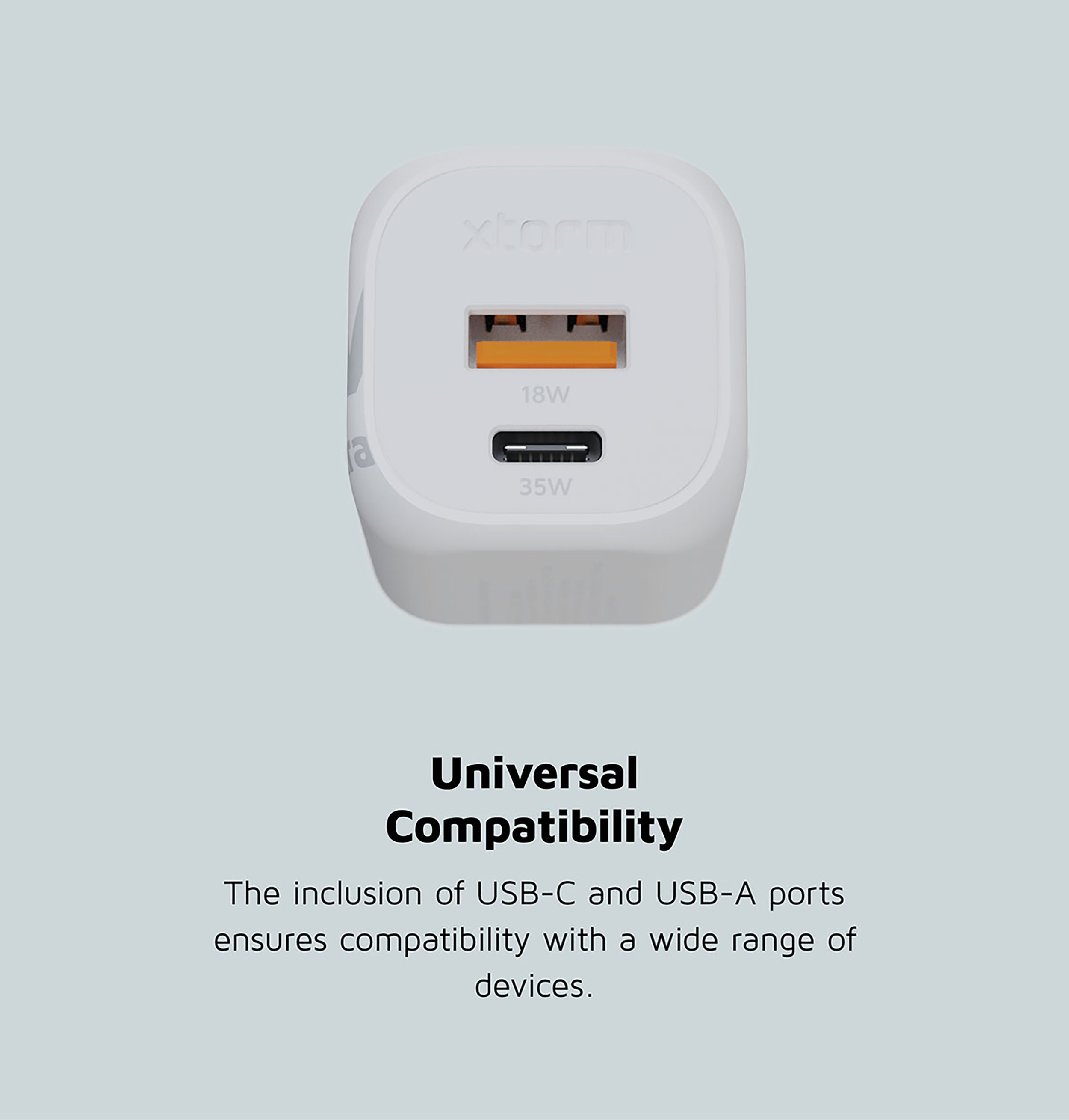 Un caricatore USB bianco con porte USB-C e USB-A, etichettato con 'Compatibilità Universale'.