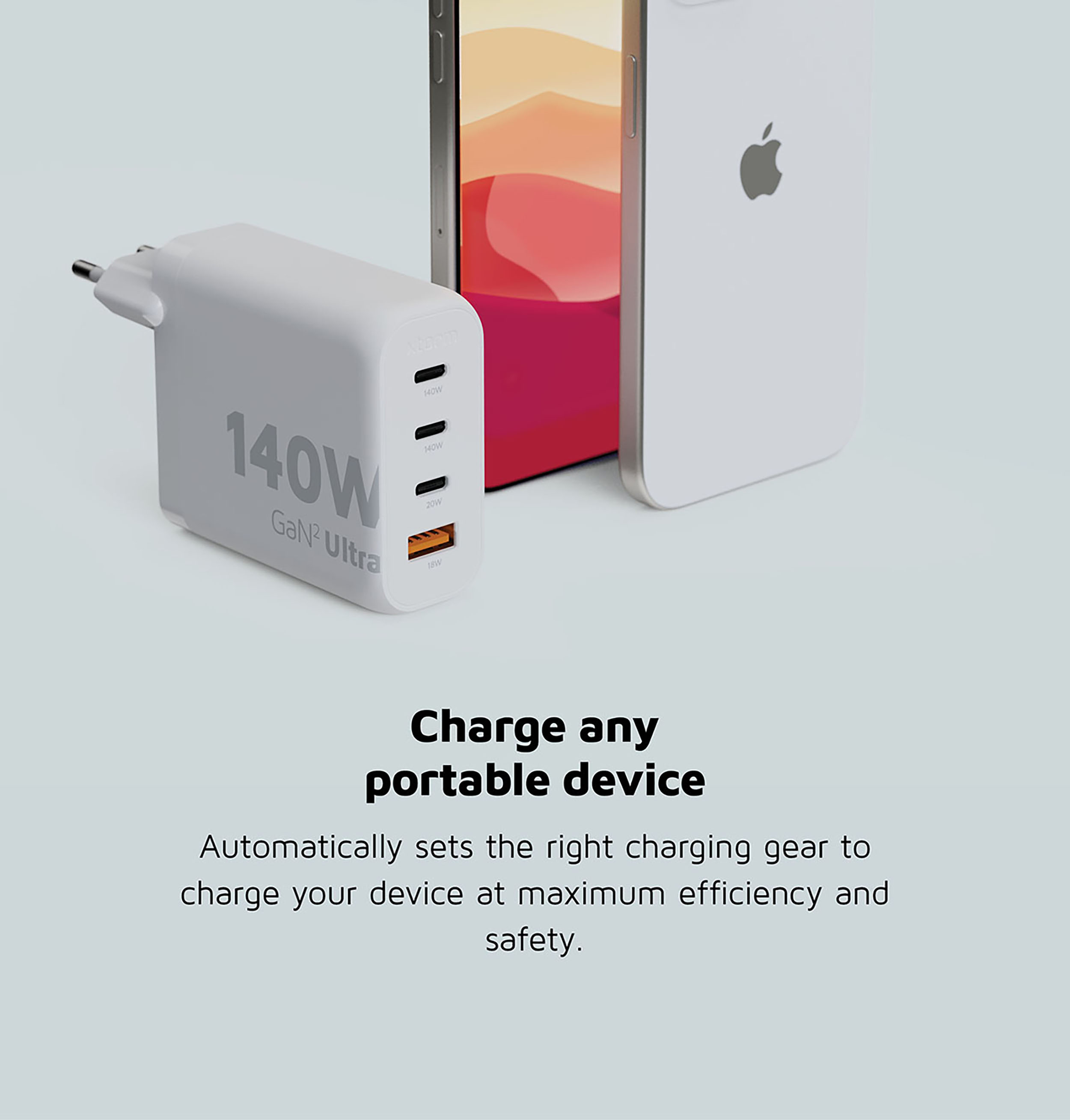 Un caricabatterie bianco con tre porte e un telefono, con il testo: Carica qualsiasi dispositivo portatile.