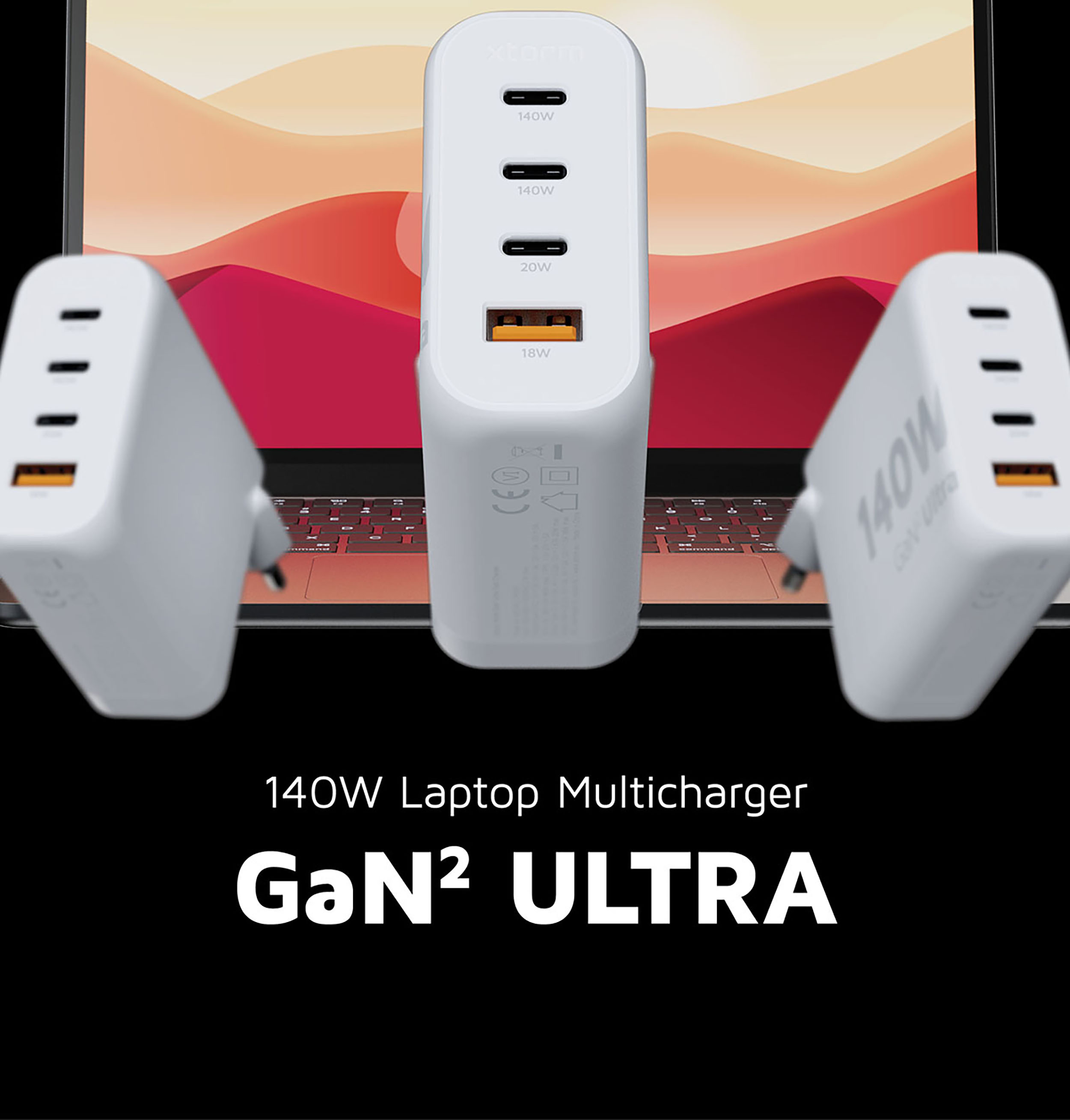 Caricabatterie bianco con più porte USB-C, accanto ad altri caricabatterie.