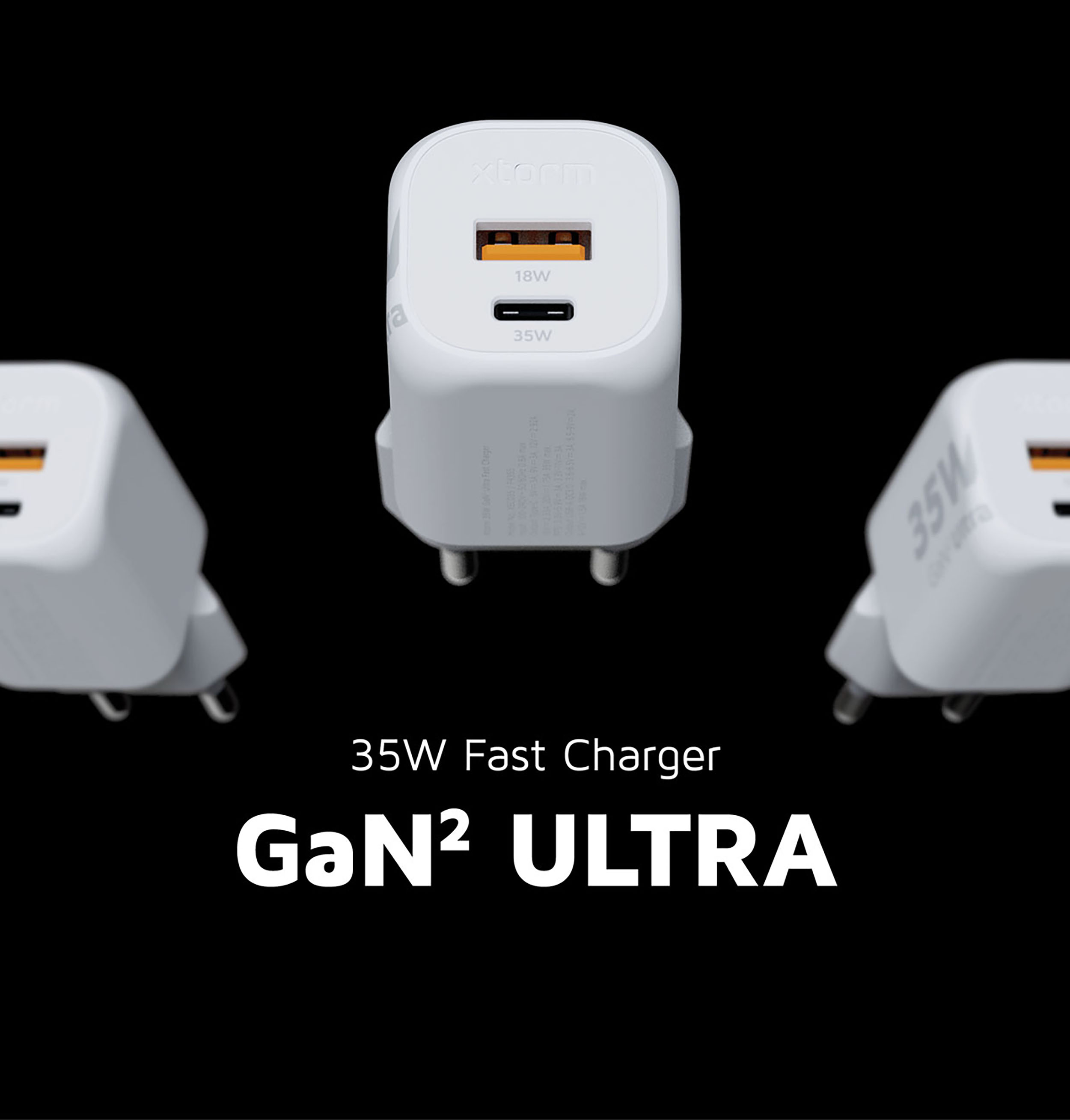 Caricatore bianco con due porte. Testo: 35W Fast Charger GaN² ULTRA, su sfondo nero.
