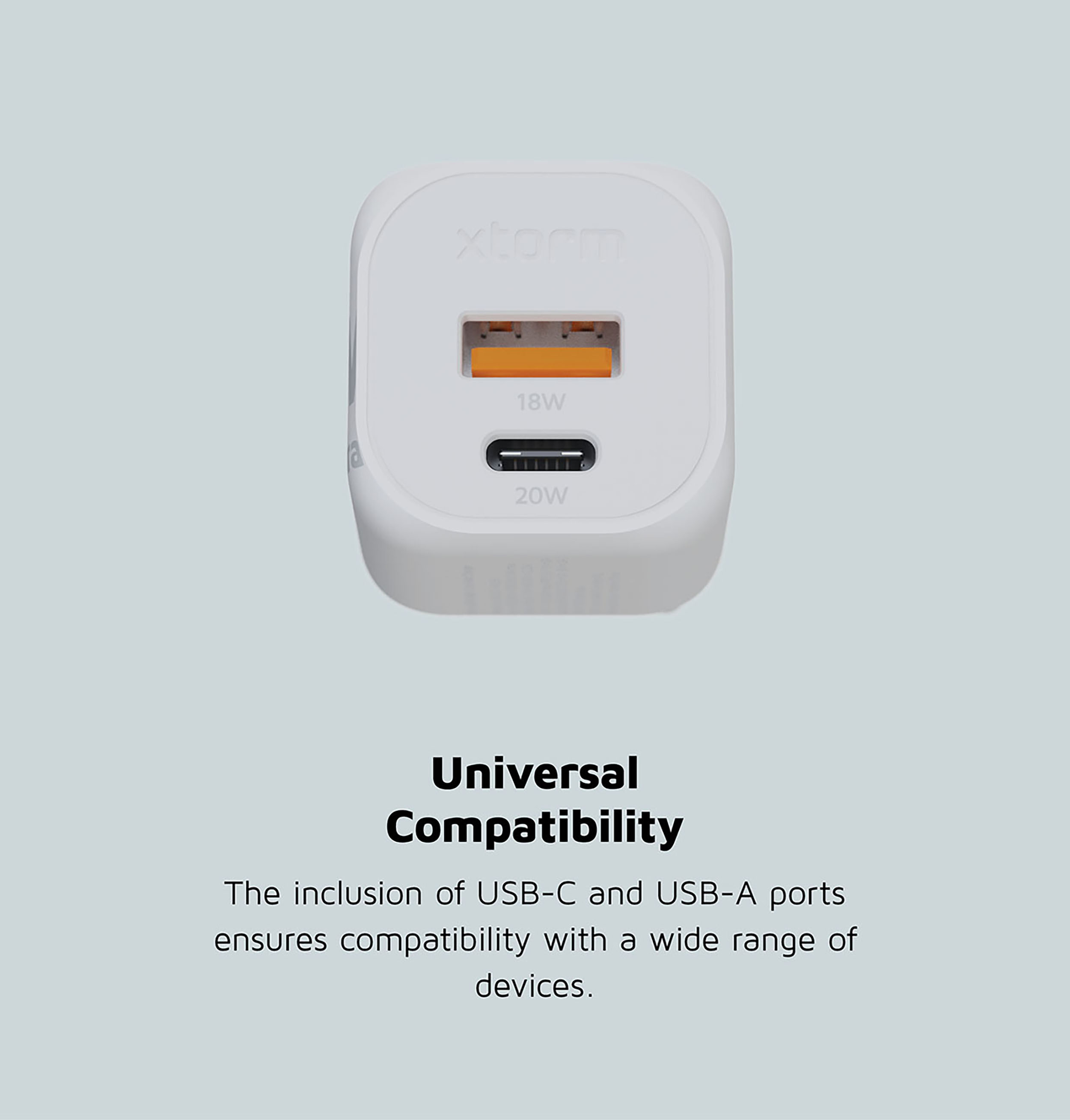 Un caricatore USB bianco con porte USB-A e USB-C e l'etichetta 'xtorm'.