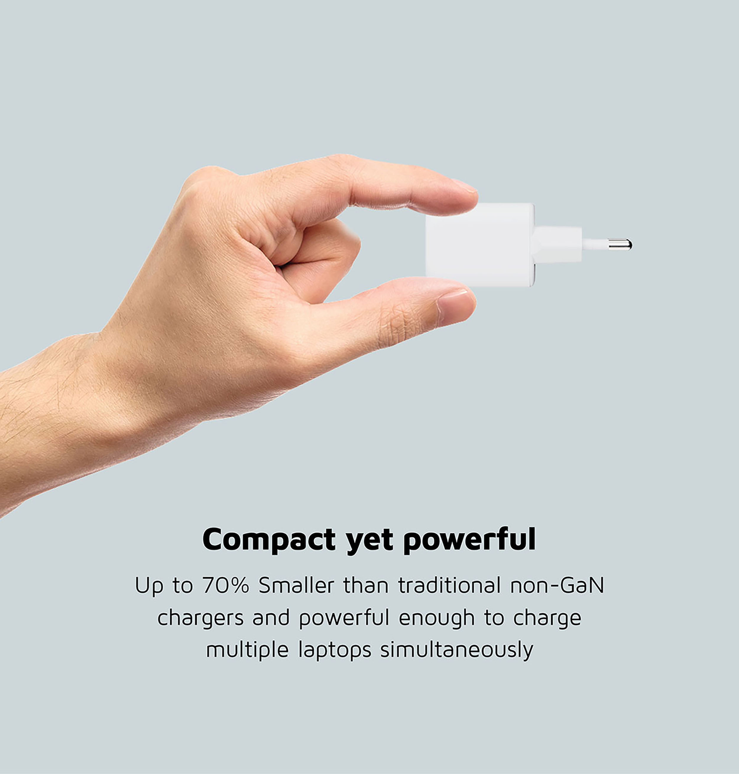 Hand houdt witte oplader vast. Tekst: Compact maar krachtig. Tot 70% kleiner.