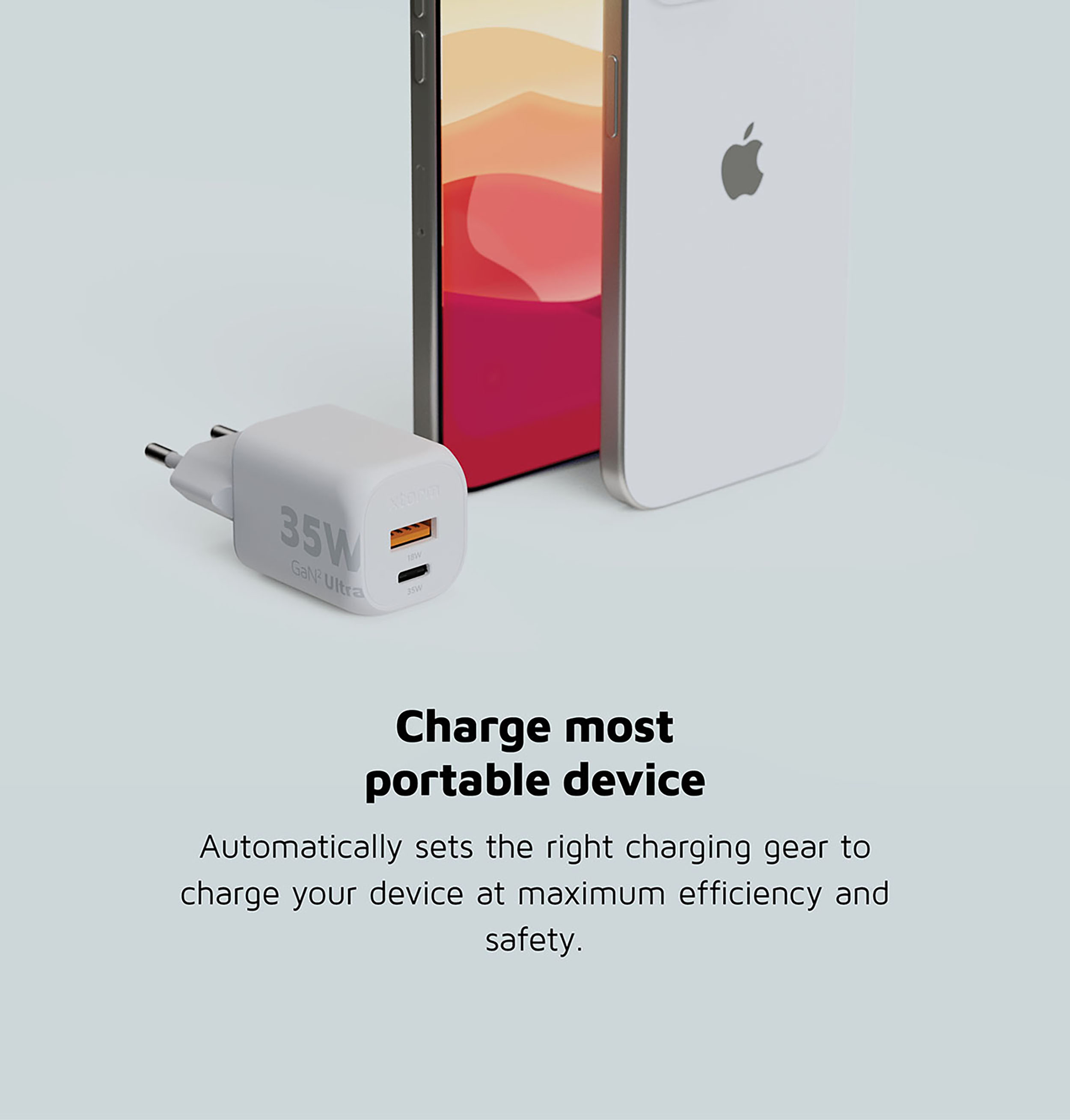 Witte oplader met oranje USB-poorten en een witte telefoon. Lichte achtergrond.