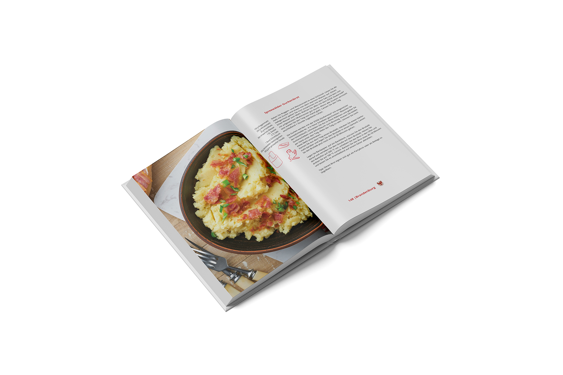 Offenes Buch mit Rezept für Spätzle Gurkensalat, Gericht mit Kartoffeln und Speck.