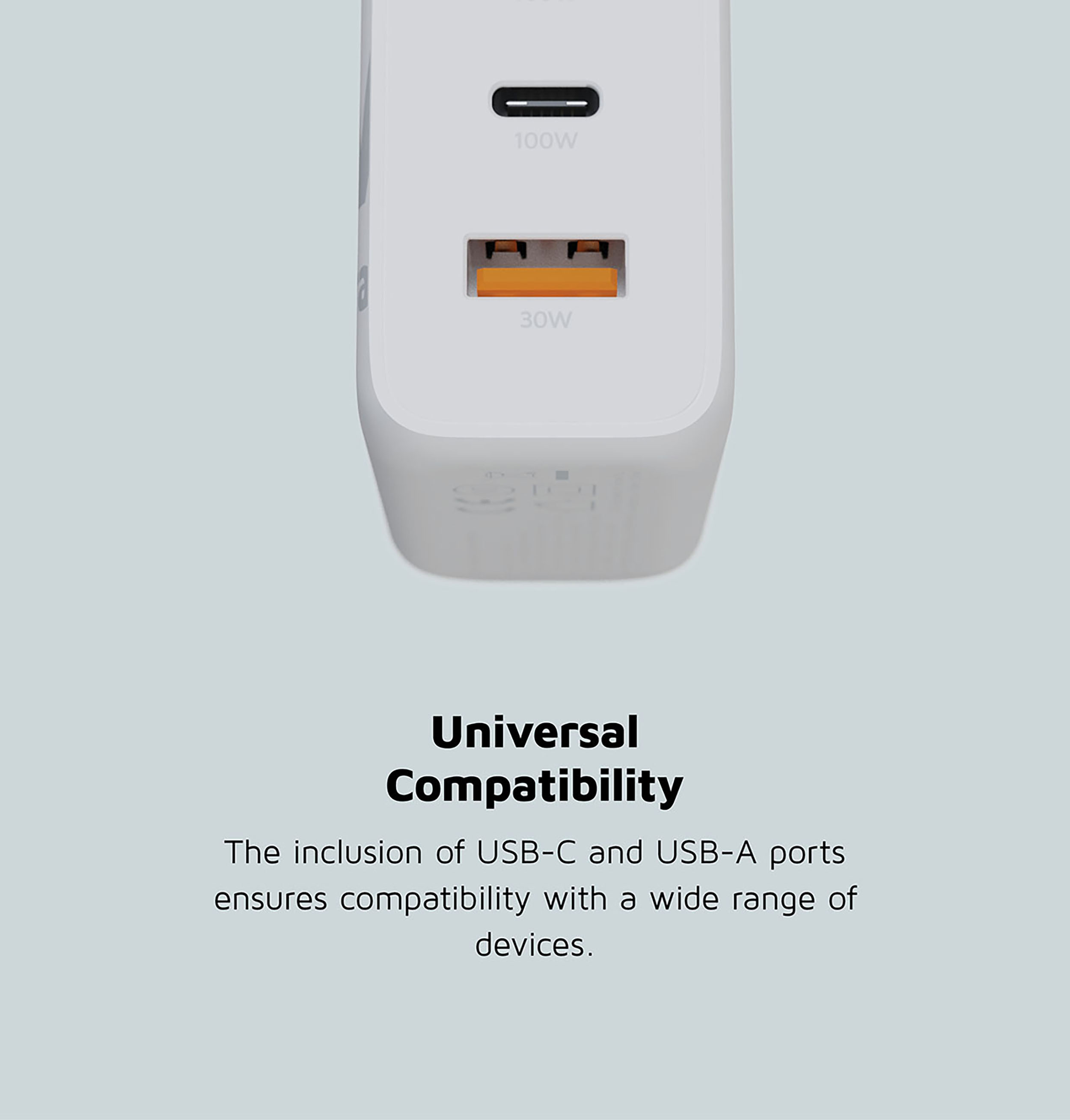 Caricabatterie bianco con porte USB-C e USB-A. Il testo dice Compatibilità Universale.
