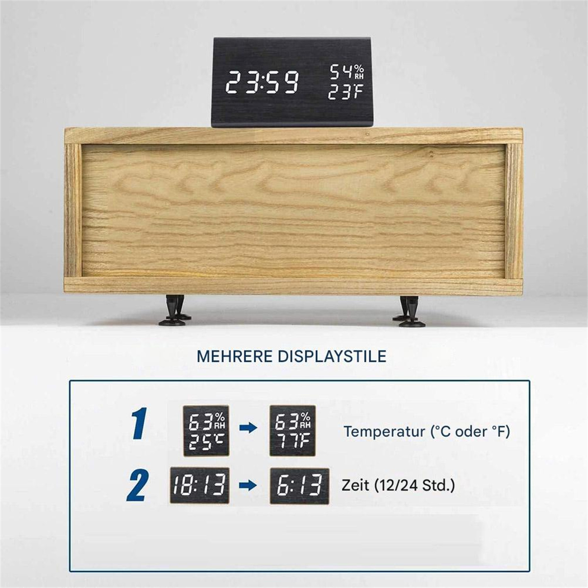 Holzuhr und ein Holzregal mit Digitalanzeige, die Zeit und Temperatur anzeigt.