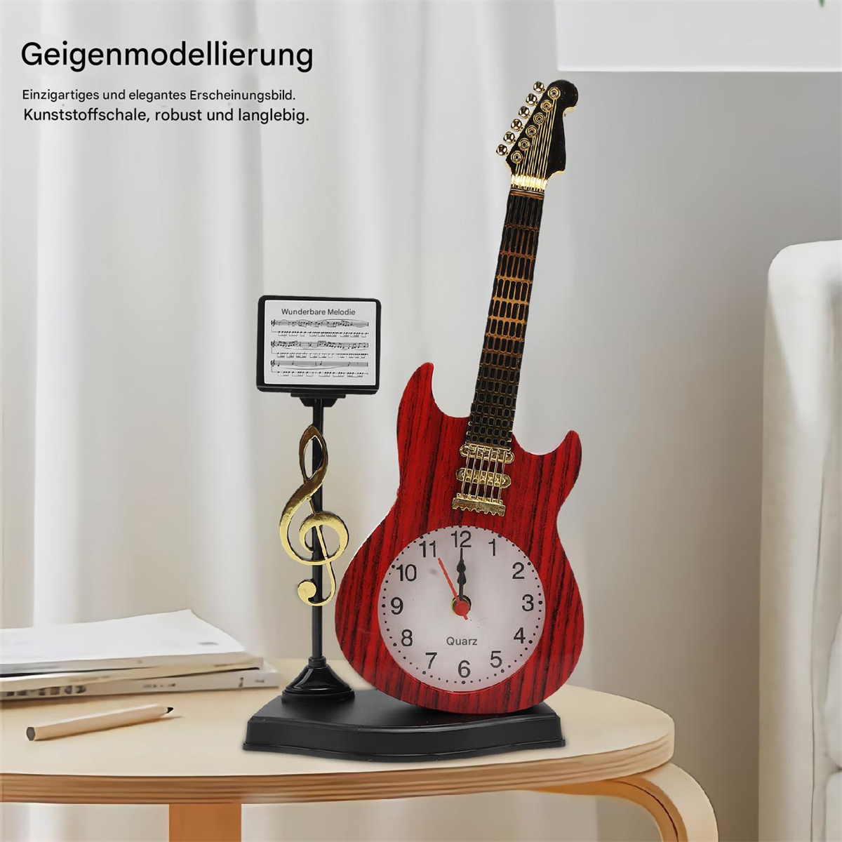 Eine gitarrenförmige Uhr mit Notenständer und Noten auf einem Tisch.