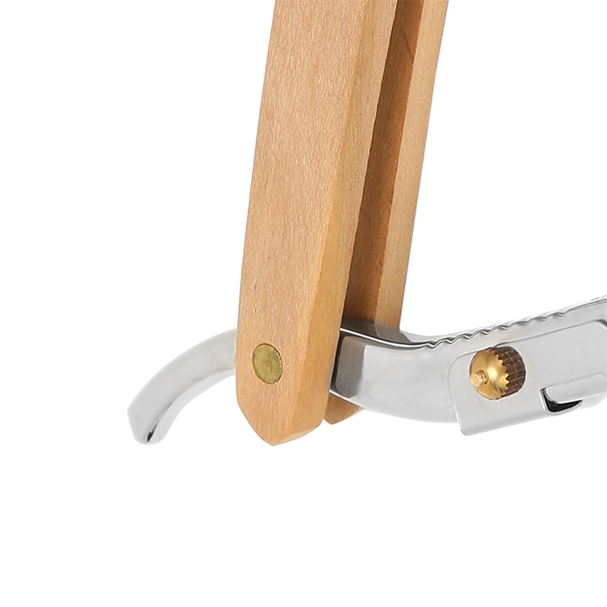 Nahaufnahme eines Holz- und Metall-Dosenöffners, Fokus auf dem Metallteil, das mit der Dose in Eingriff steht.