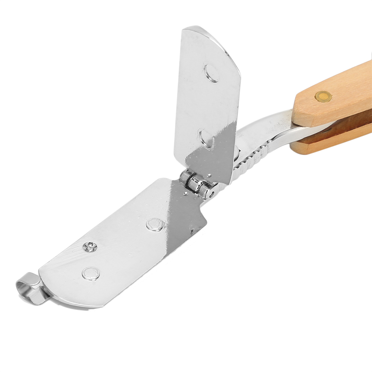Ein Metall-Nussknacker mit Holzgriff. Die Klingen sind geöffnet.