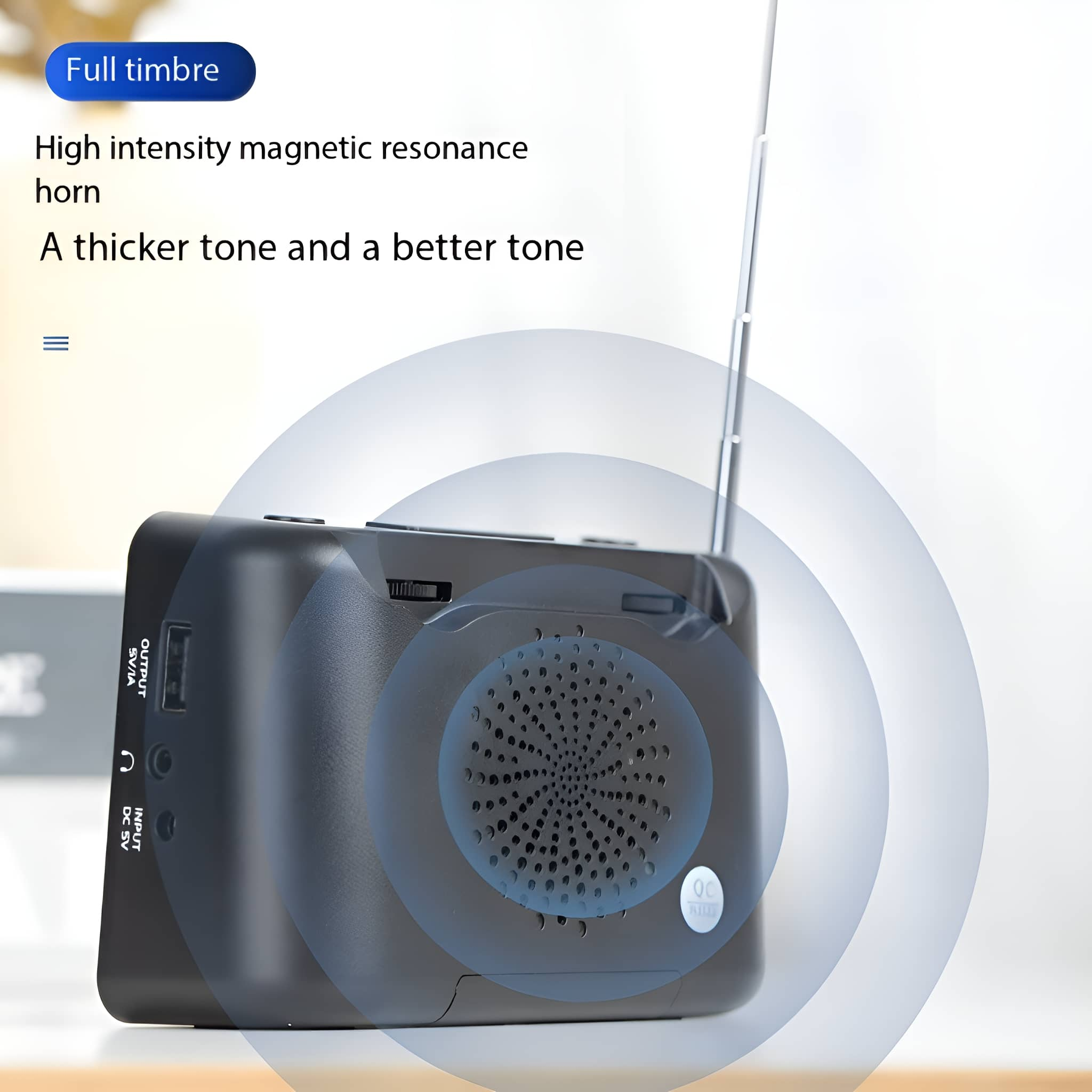Schwarzes tragbares Radio mit Antenne und Text, der die Klangqualität beschreibt.