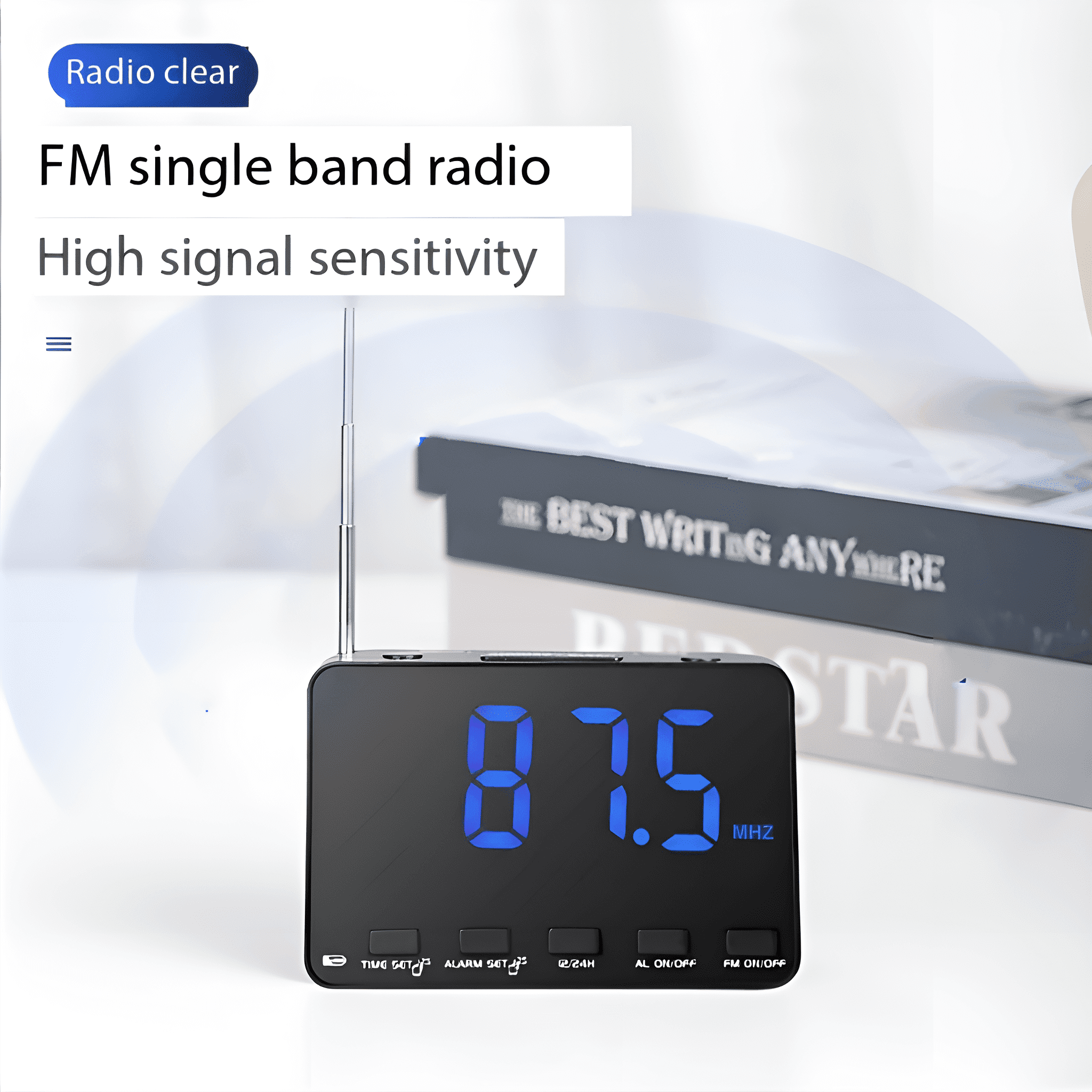 Schwarzes Radio mit blauem Display, das 87,5 MHz anzeigt. Bücher sind im Hintergrund.