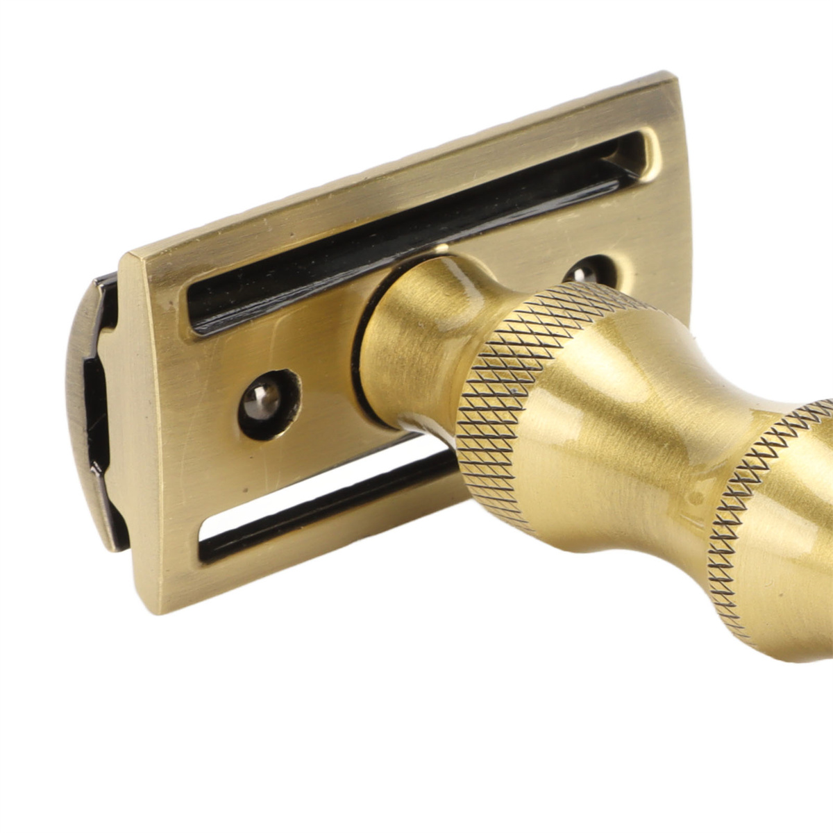 Nahaufnahme eines goldenen Rasierers mit strukturiertem Griff, auf weißem Hintergrund.