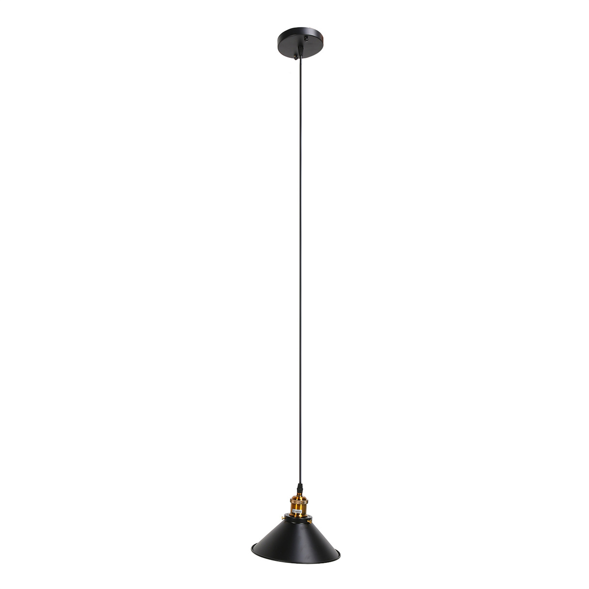 Eine schwarze Pendelleuchte mit kegelförmigem Schirm hängt vor weißem Hintergrund.