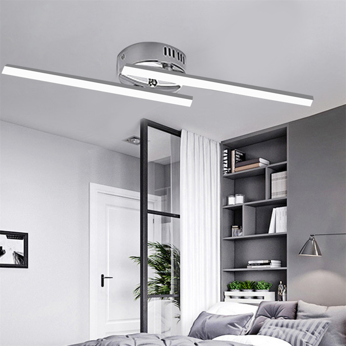 Deckenleuchte mit zwei linearen LED-Leuchten und Teilansicht eines Schlafzimmer-Interieurs.