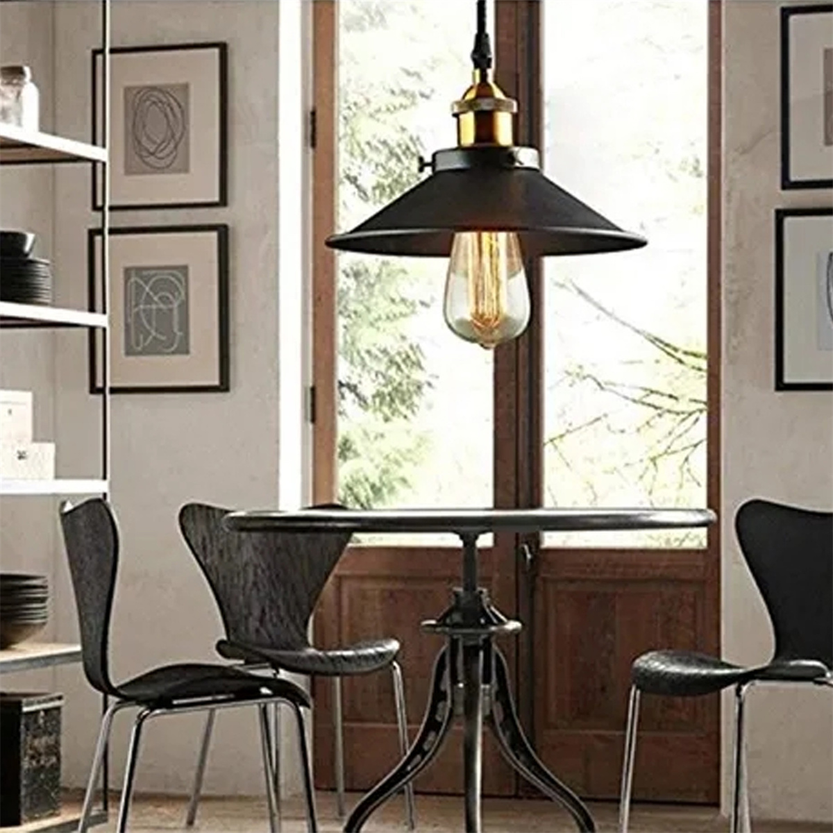 Esszimmer mit Hängelampe, Tisch und zwei Stühlen. Vintage-Stil.