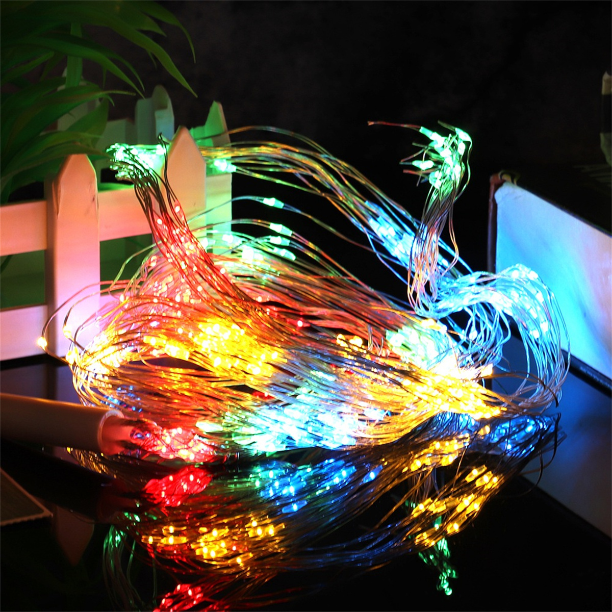 Bunte LED-Leuchten auf schwarzem Untergrund. Die Lichter sind rot, blau und grün.