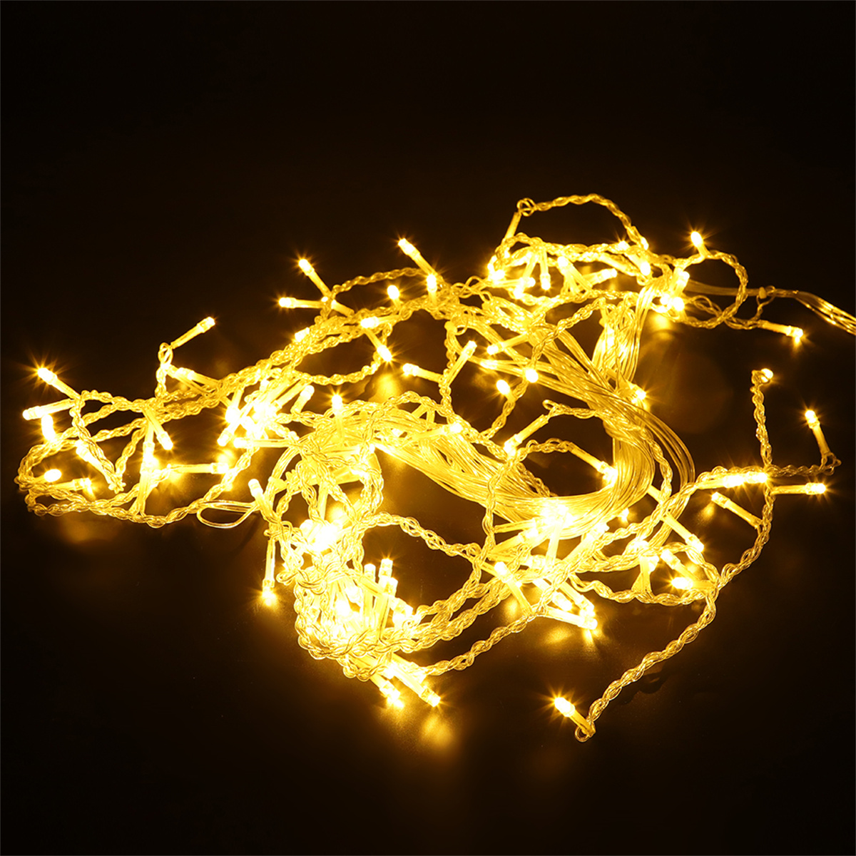 Lichterkette aus warmgelben LED-Leuchten auf schwarzem Hintergrund.