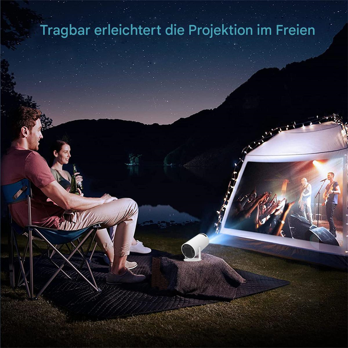 Mann und Frau schauen Film auf Leinwand im Freien, mit Projektor und See im Hintergrund.