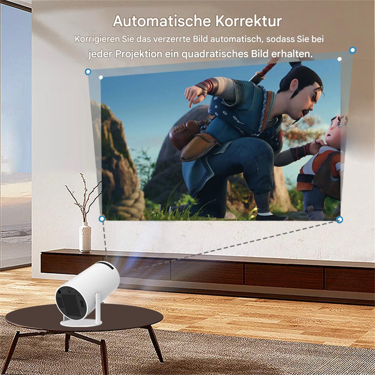 Ein weißer Projektor auf einem Tisch projiziert ein Bild an eine Wand. Eine Vase steht daneben.