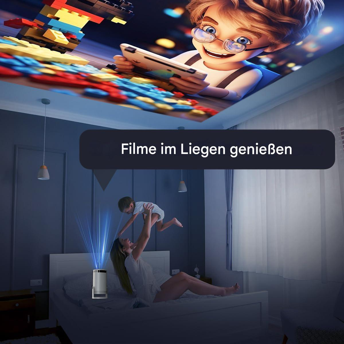 Ein Kind schaut einen Film, der an die Decke projiziert wird, während eine Frau ein Baby hält.