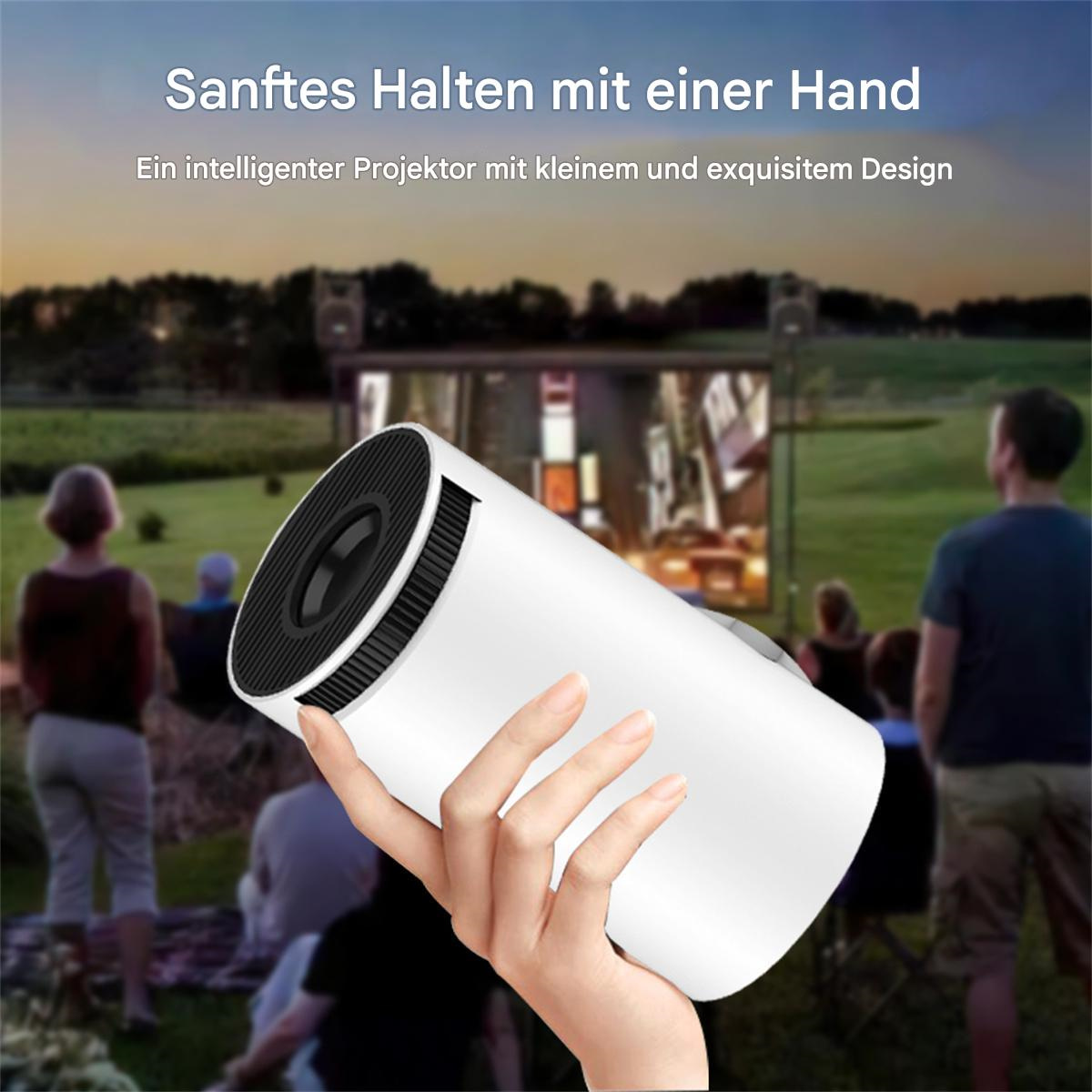 Eine Hand hält einen weißen Projektor. Menschen sehen im Hintergrund einen Film auf einer Leinwand.