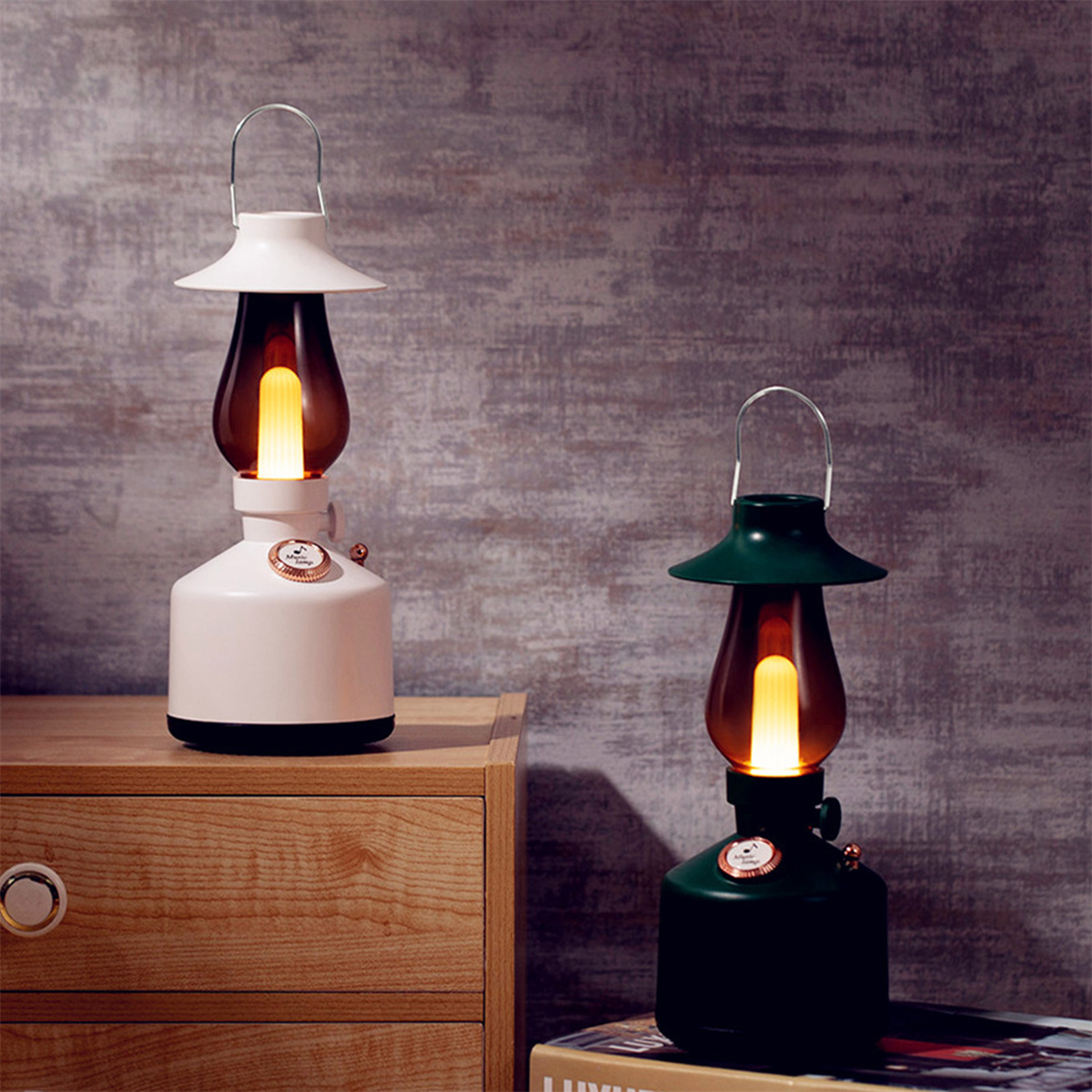 Zwei Laternen im Retro-Stil, eine weiße und eine grüne, mit brennenden Lampen, vor einer Wand.