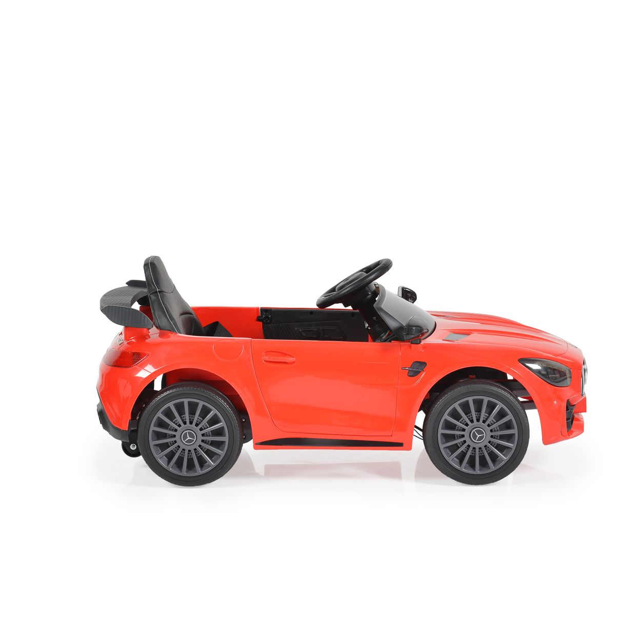 Ein rotes Spielzeugauto mit schwarzen Rädern auf weißem Hintergrund.