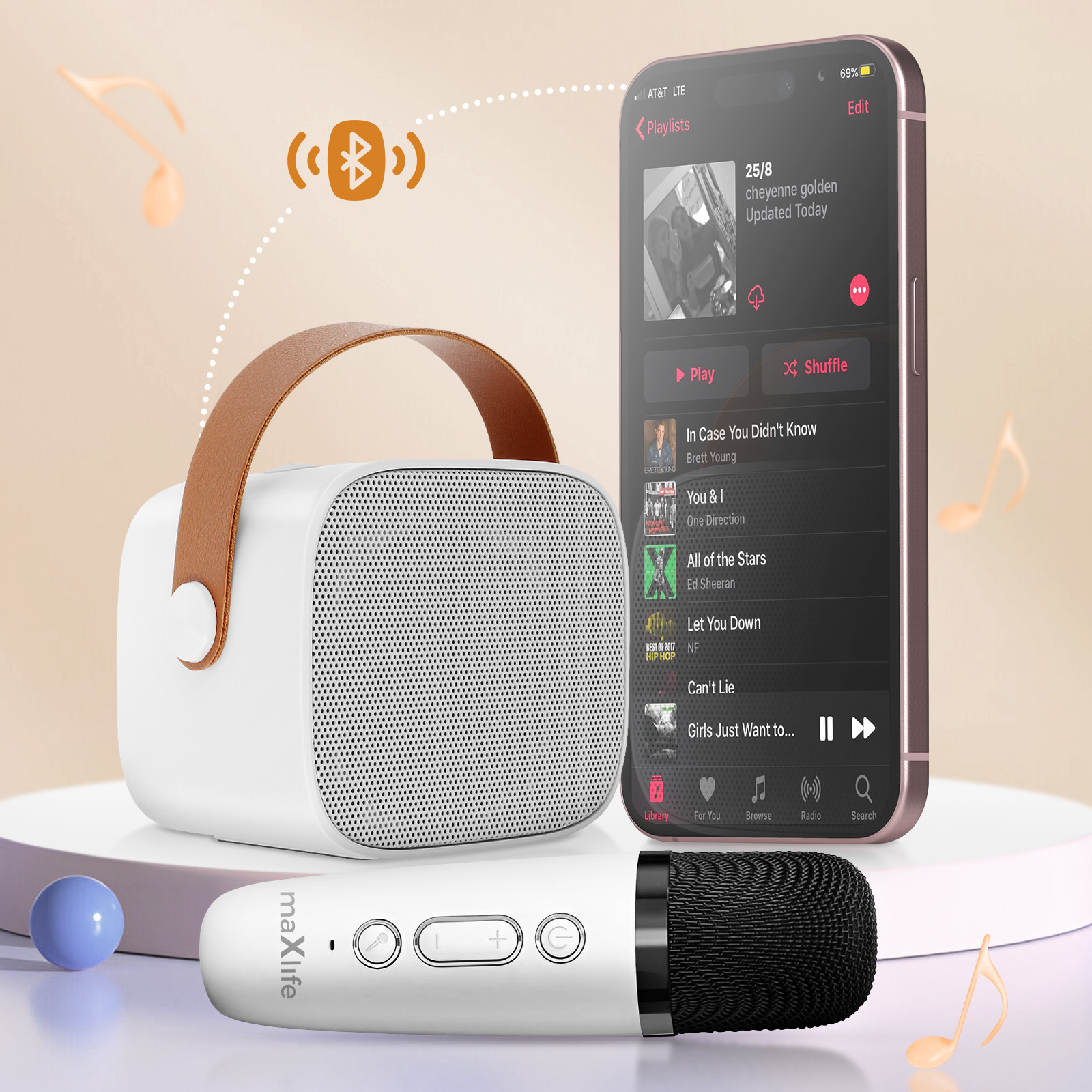 Altoparlante bianco con microfono e telefono che mostra la playlist.