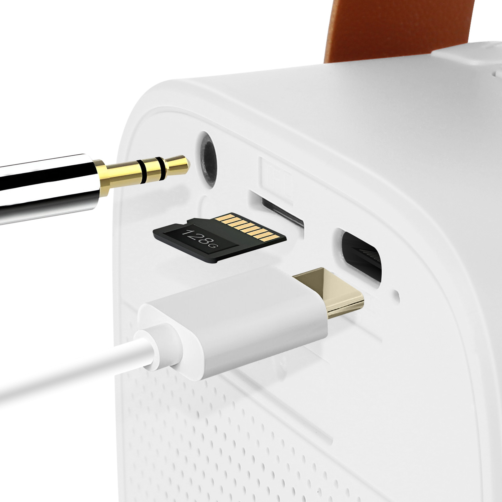 Un dispositivo bianco ha una scheda SD e un cavo USB-C collegati, insieme a un jack audio con punta dorata.