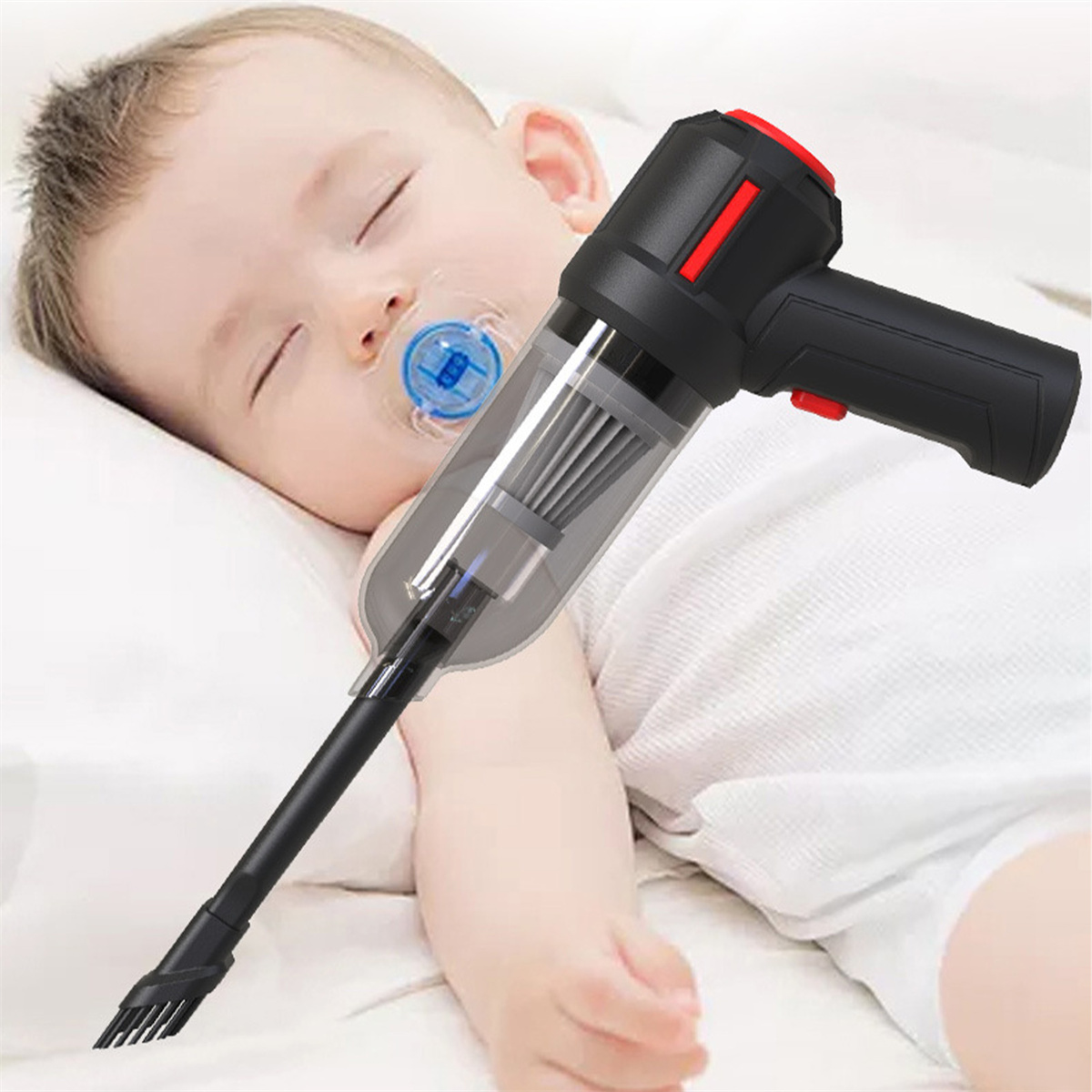 Ein Baby schläft, während ein Handstaubsauger über ihm gehalten wird. Das Baby hat einen Schnuller.