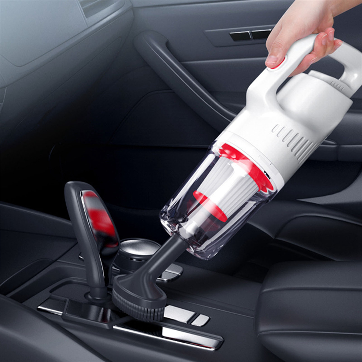 Ein weißer Autostaubsauger, der von einer Hand gehalten wird. Der Staubsauger befindet sich über einem schwarzen Autointerieur.