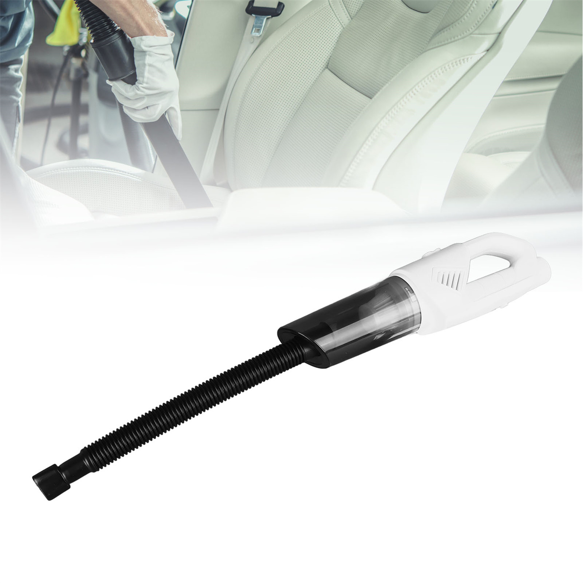 Ein weißer und schwarzer Handstaubsauger mit flexiblem Schlauch, der in einem Auto verwendet wird.