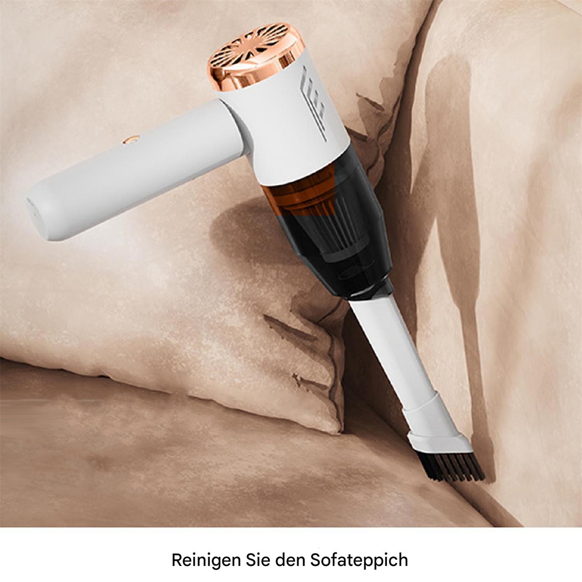 Weißer und roségoldener Handstaubsauger. Hintergrund: beiges Sofa. Text: Reinigen Sie den Teppich.