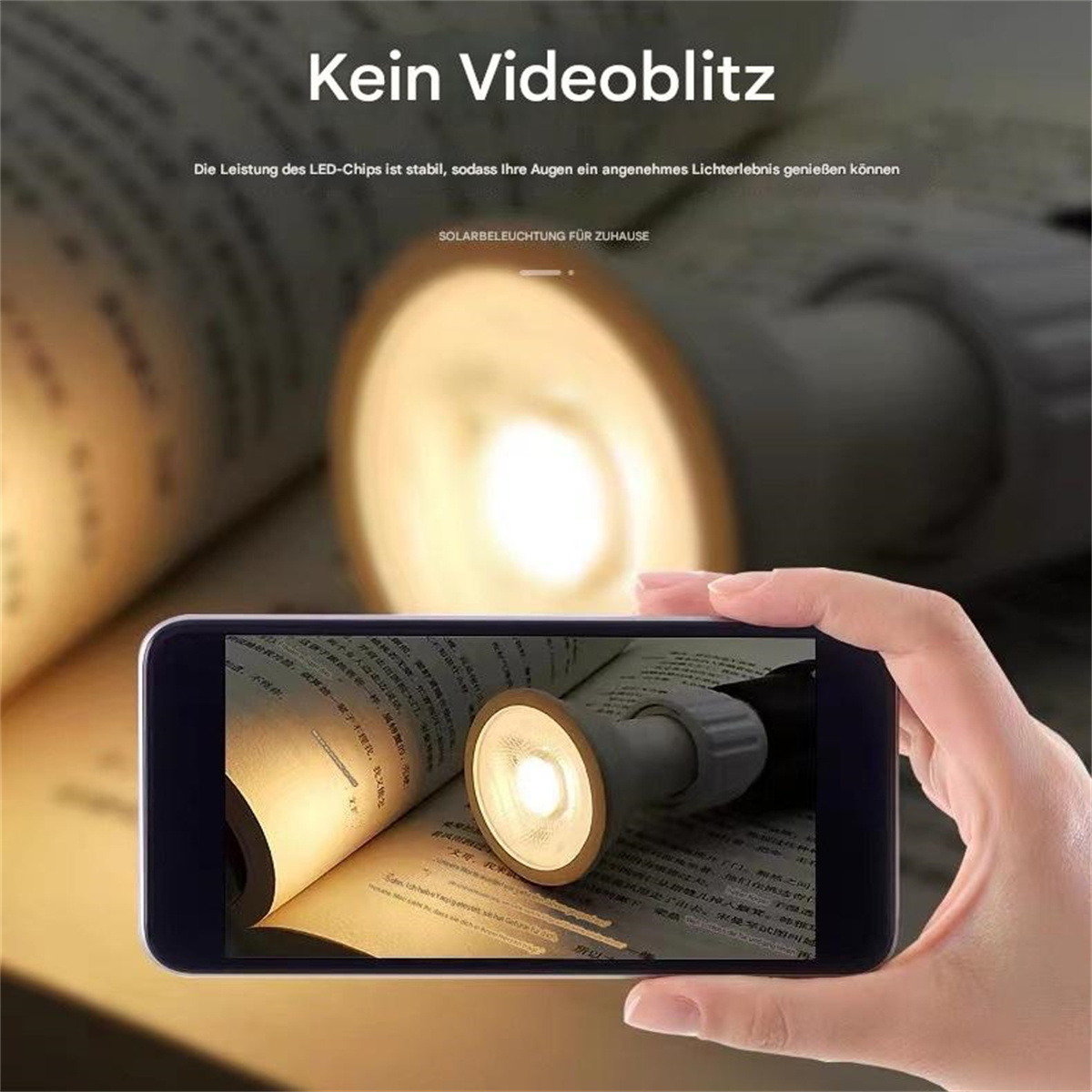 Hand hält Telefon mit einem Scheinwerfer auf einem Buch. Das Licht beleuchtet Buchseiten und das Telefon.