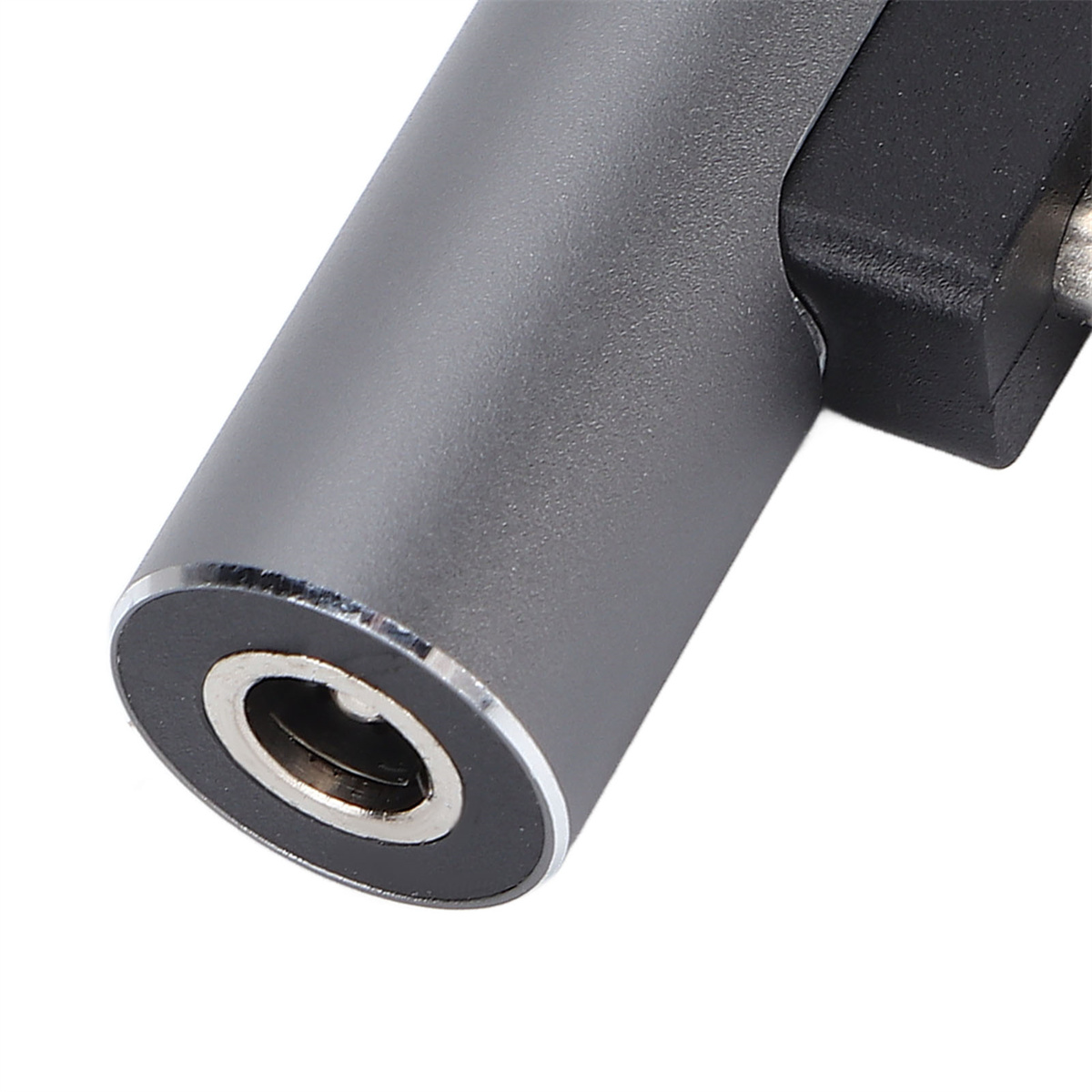 Nahaufnahme eines grauen und schwarzen Audio-Klinkenadapters.