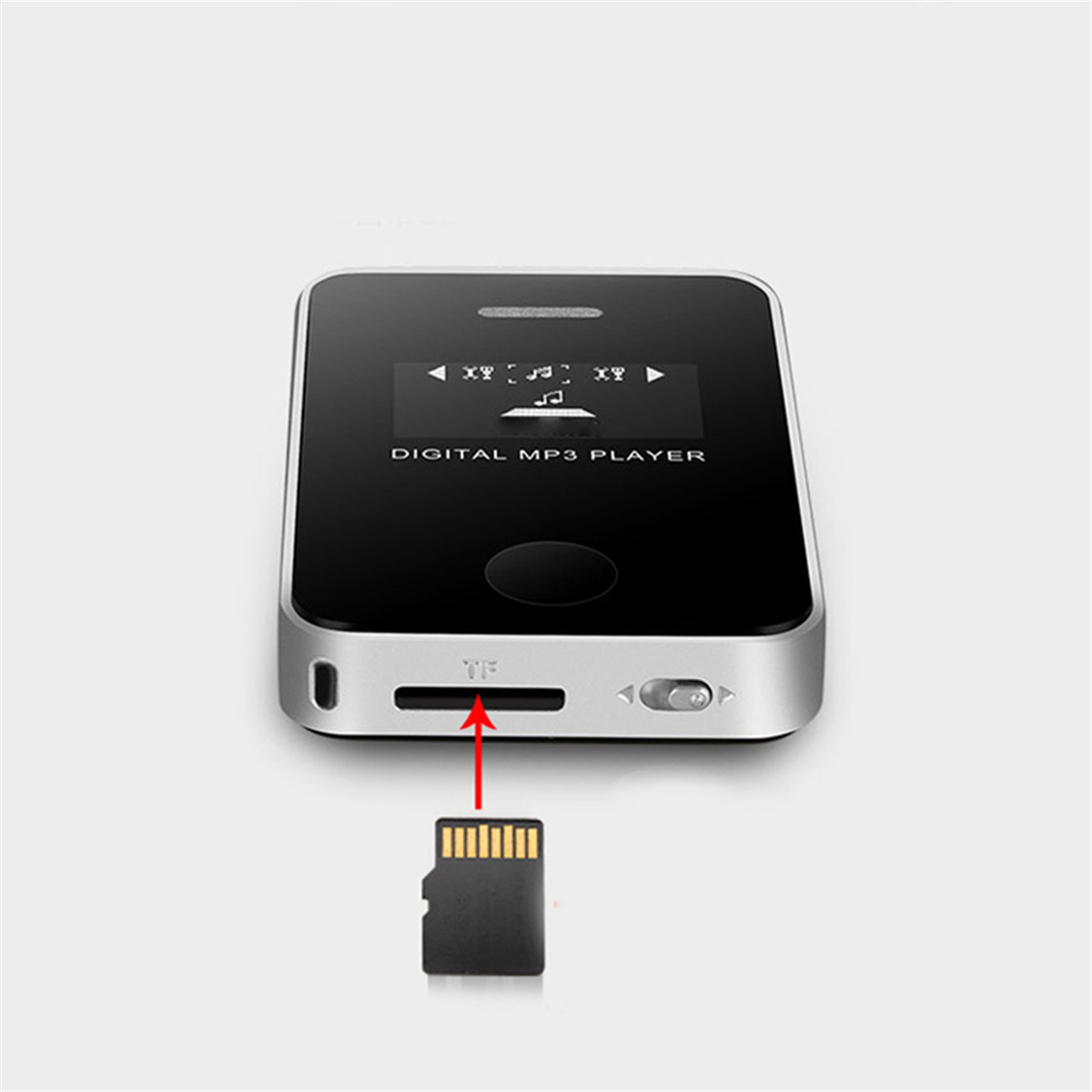 Ein kleiner, silberner digitaler MP3-Player mit eingelegter microSD-Karte.