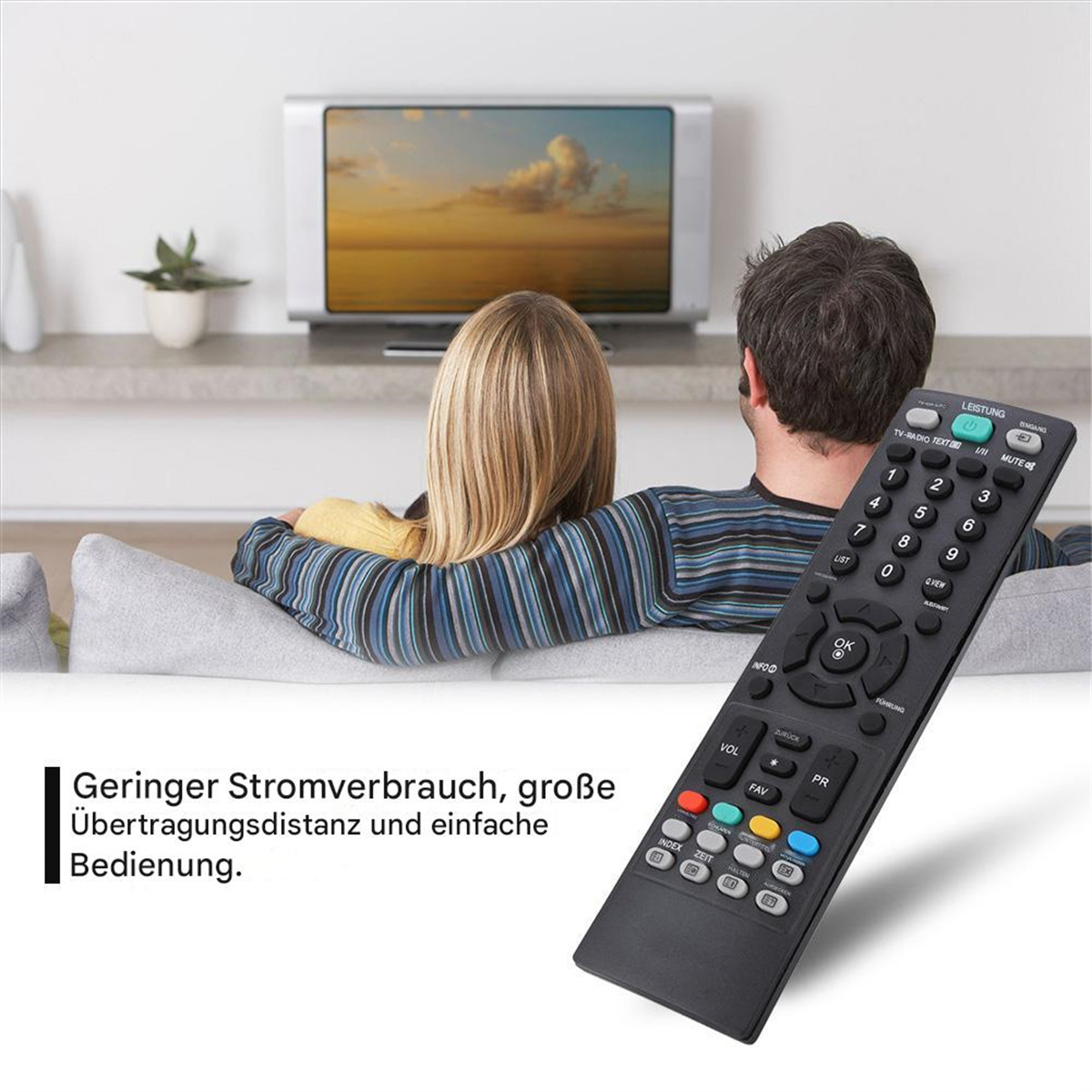 Fernbedienung in der Hand, mit Paar, das auf dem Sofa fernsieht.