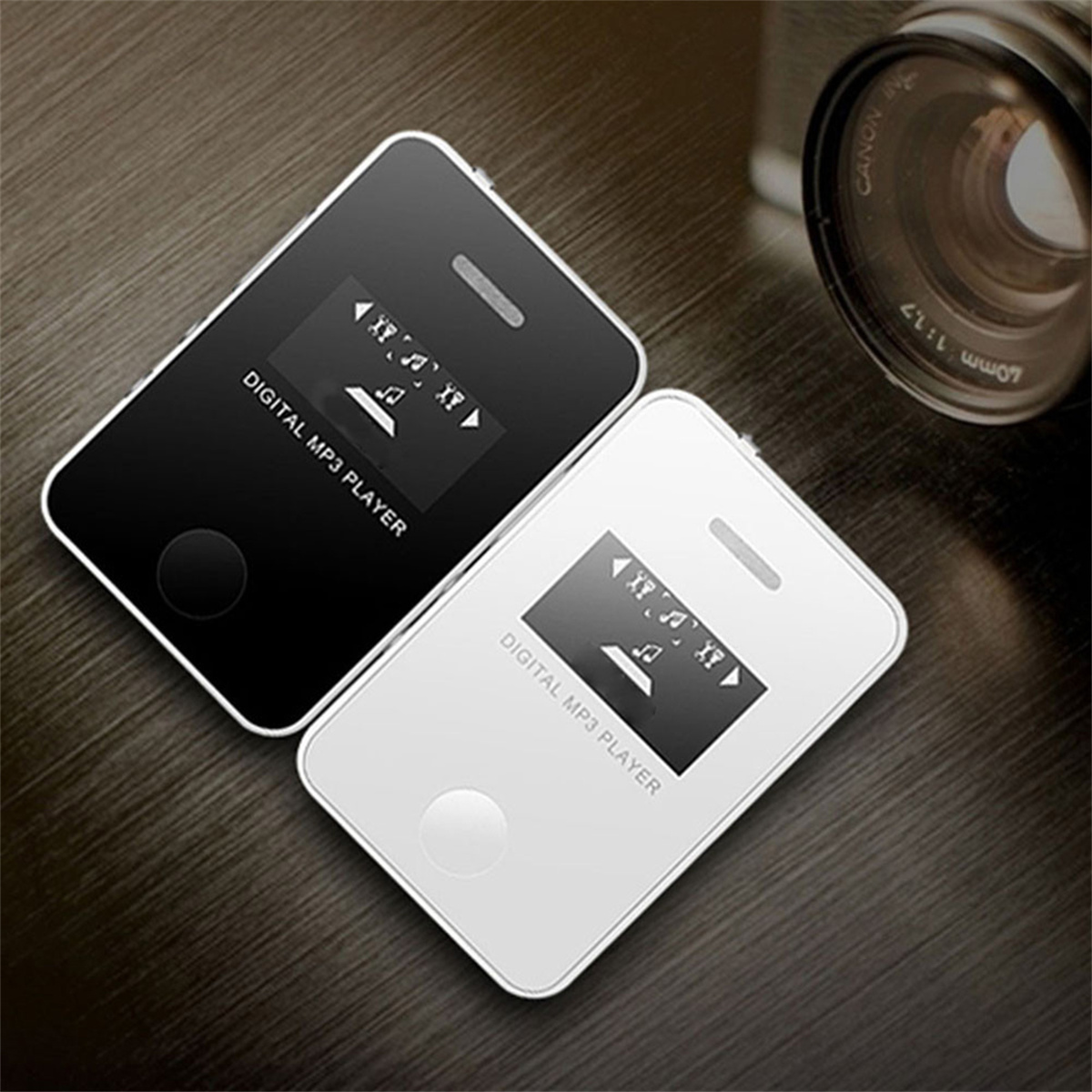 Zwei digitale MP3-Player, einer schwarz und einer weiß, auf einer Holzoberfläche.