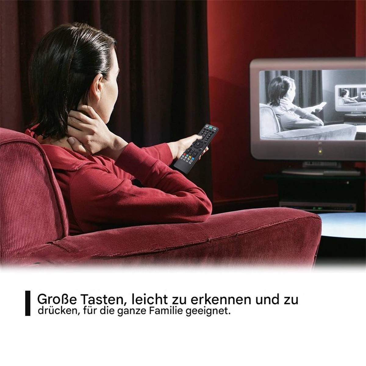 Eine Frau auf einem roten Sofa benutzt eine Fernbedienung und schaut fern. Die Fernbedienung ist schwarz.