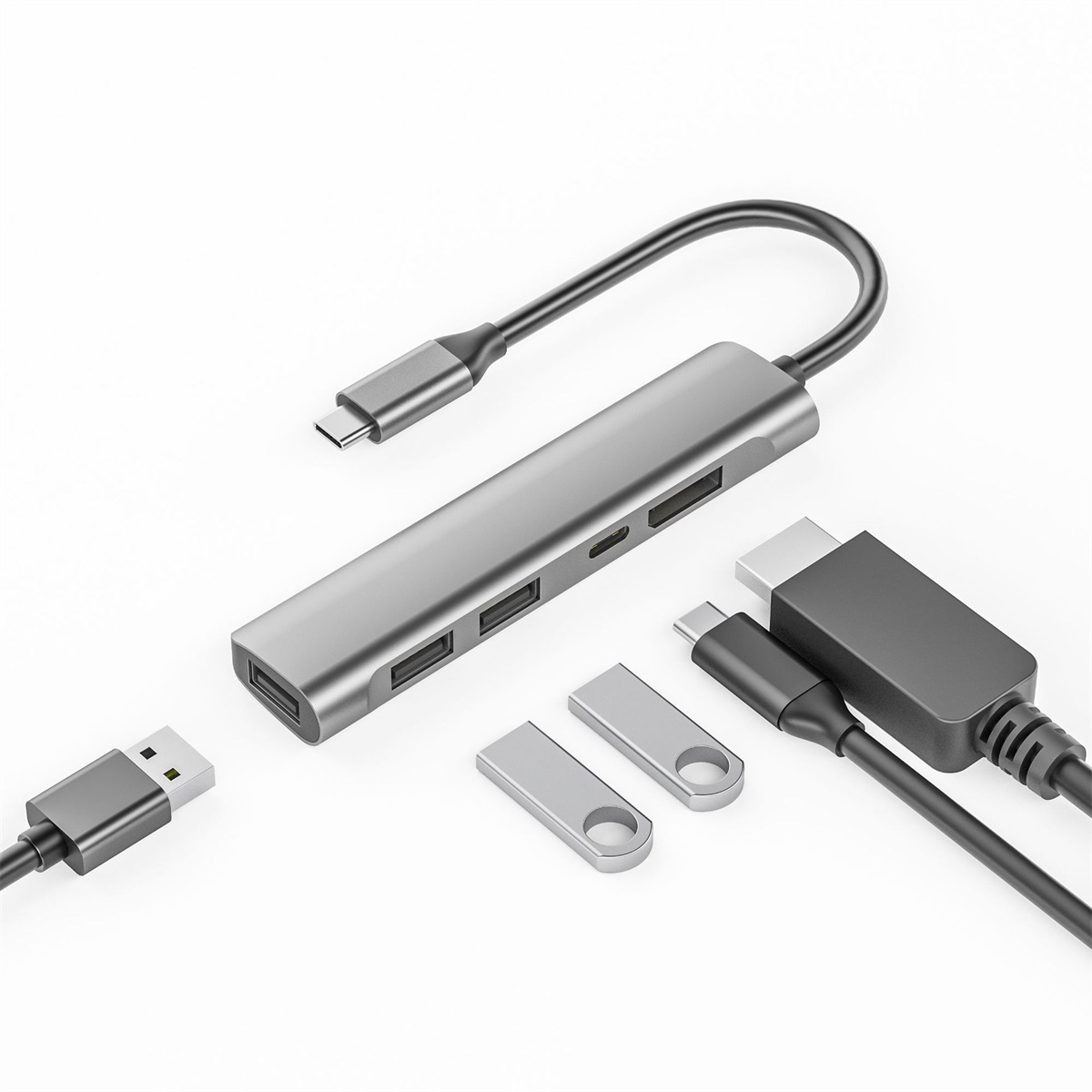 Ein silberner USB-Hub mit mehreren Anschlüssen, USB-Sticks und Kabeln auf einer weißen Oberfläche.