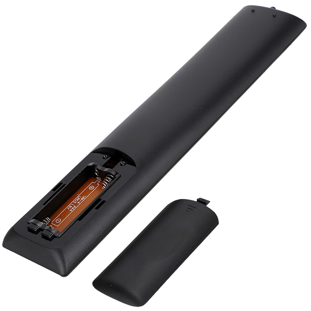 Die Rückseite einer schwarzen Fernbedienung, die das offene Batteriefach mit Batterien zeigt.
