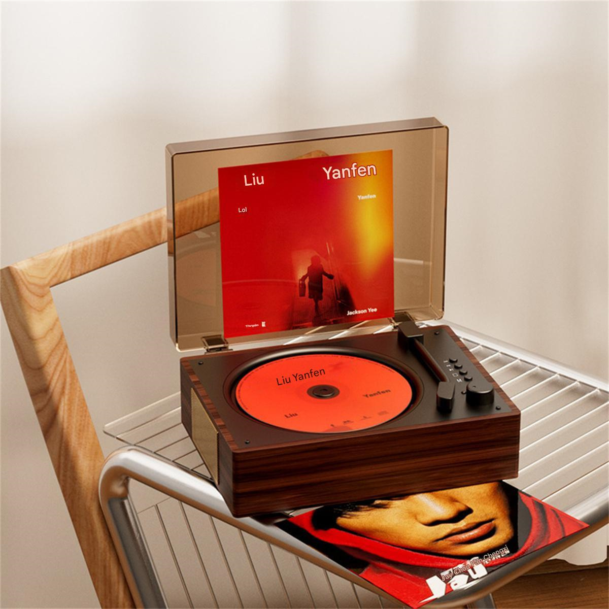 Vintage Plattenspieler mit einer Vinyl-Schallplatte. Er steht auf einem Metallregal mit anderen Gegenständen.