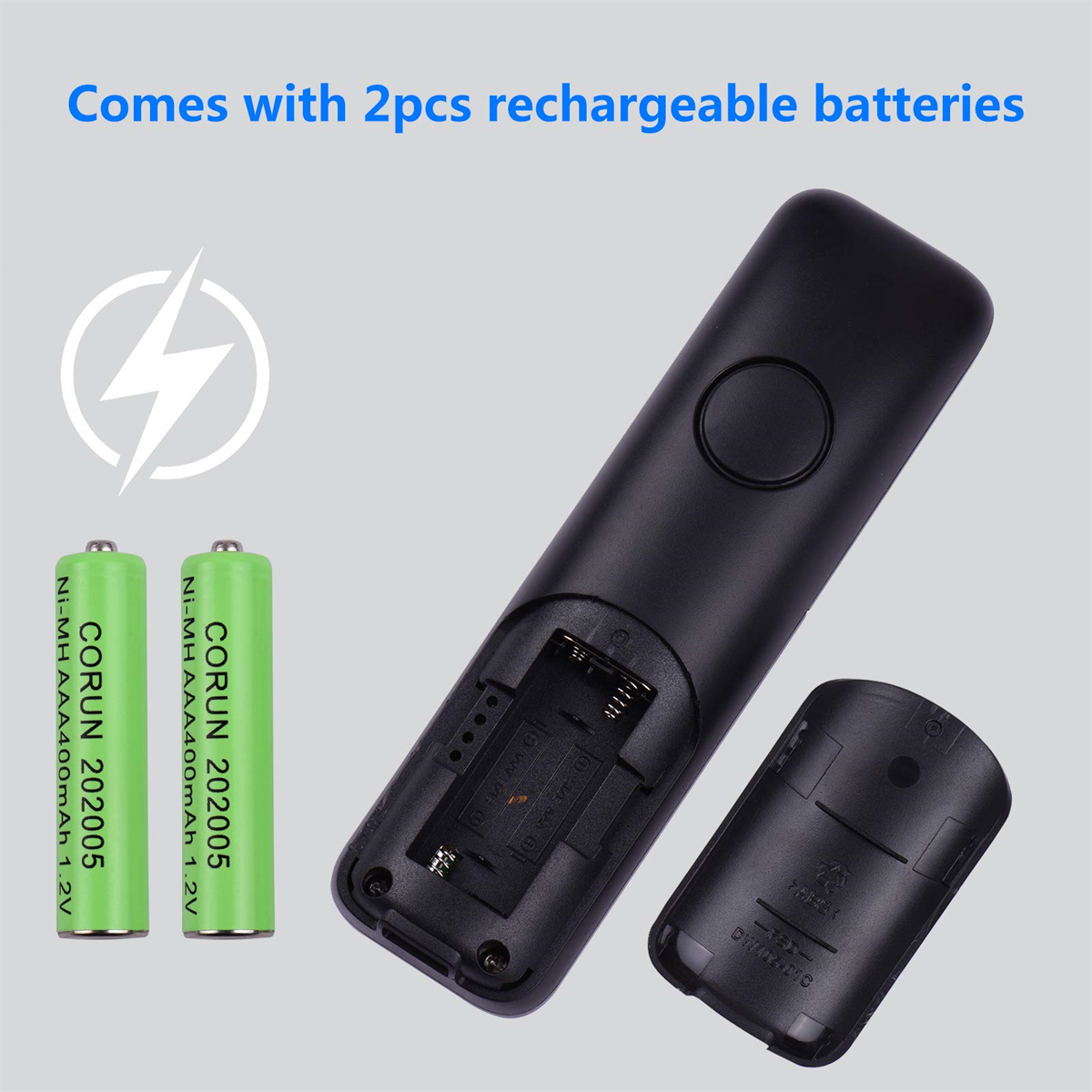 Zwei grüne Batterien und eine schwarze Fernbedienung mit offenem Batteriefach.