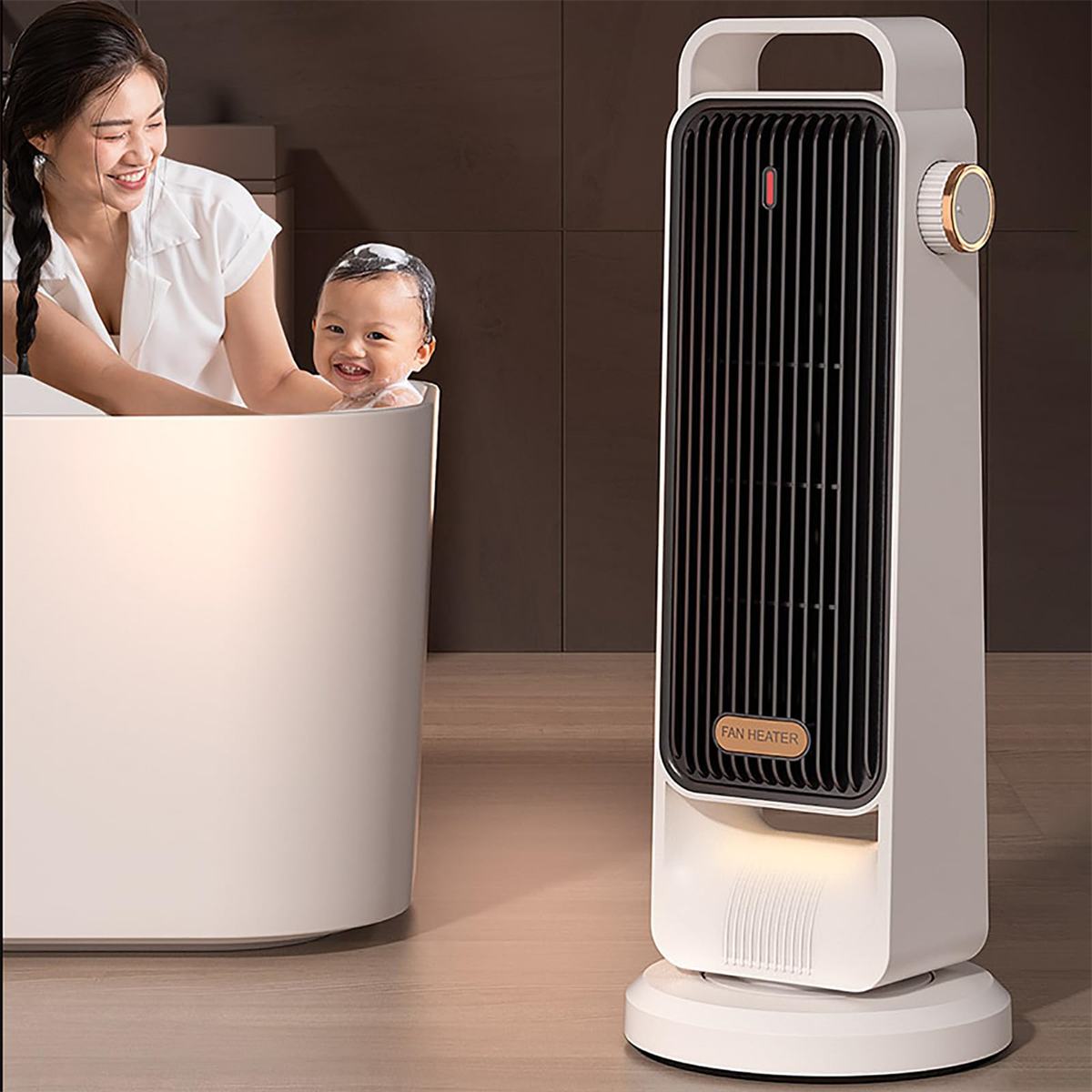 Eine Frau badet ein Baby in einer weißen Wanne, während daneben ein weißer Turm-Ventilator steht.