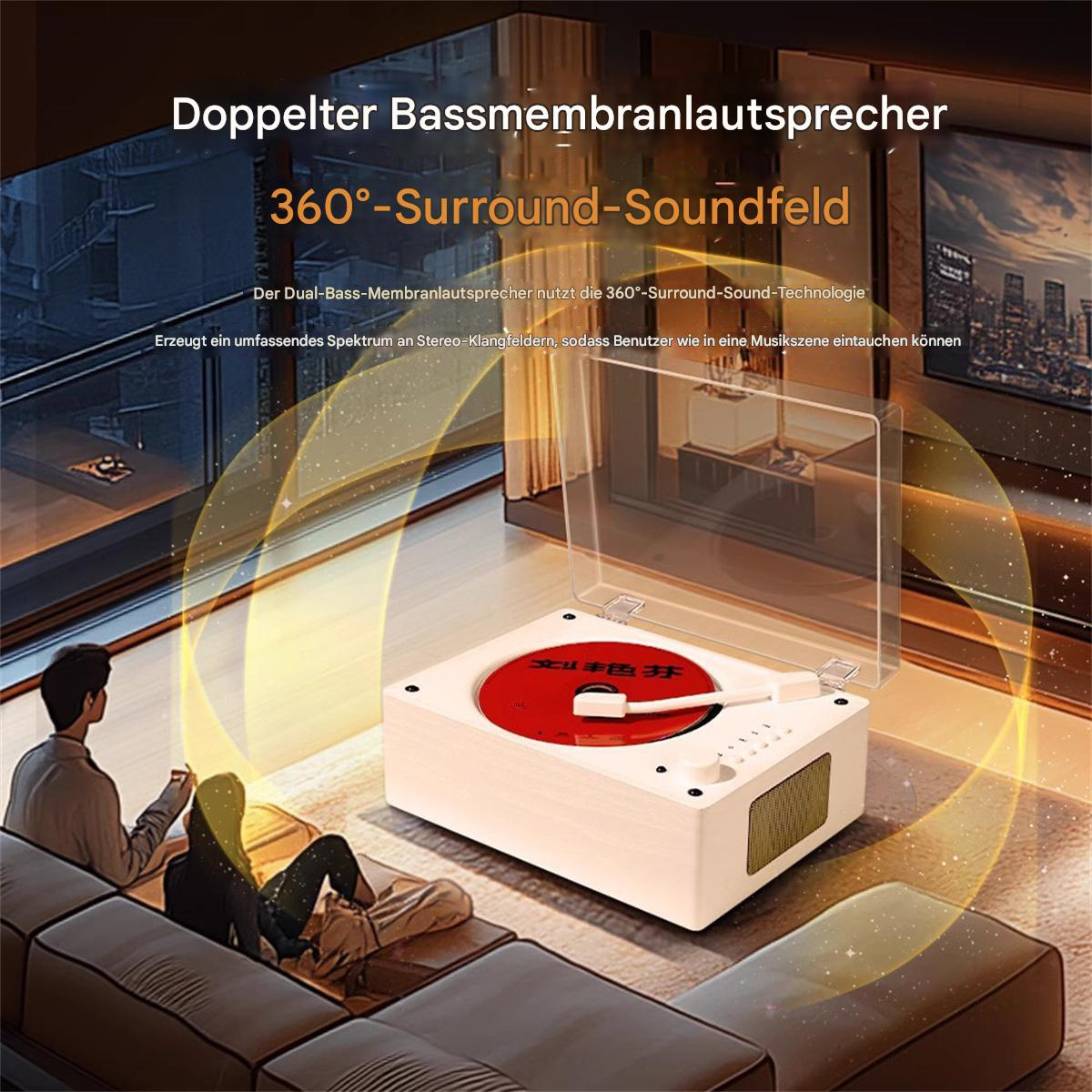 Ein weißer Plattenspieler mit roter Scheibe steht auf einem Tisch. Zwei Personen sitzen auf einem Sofa.